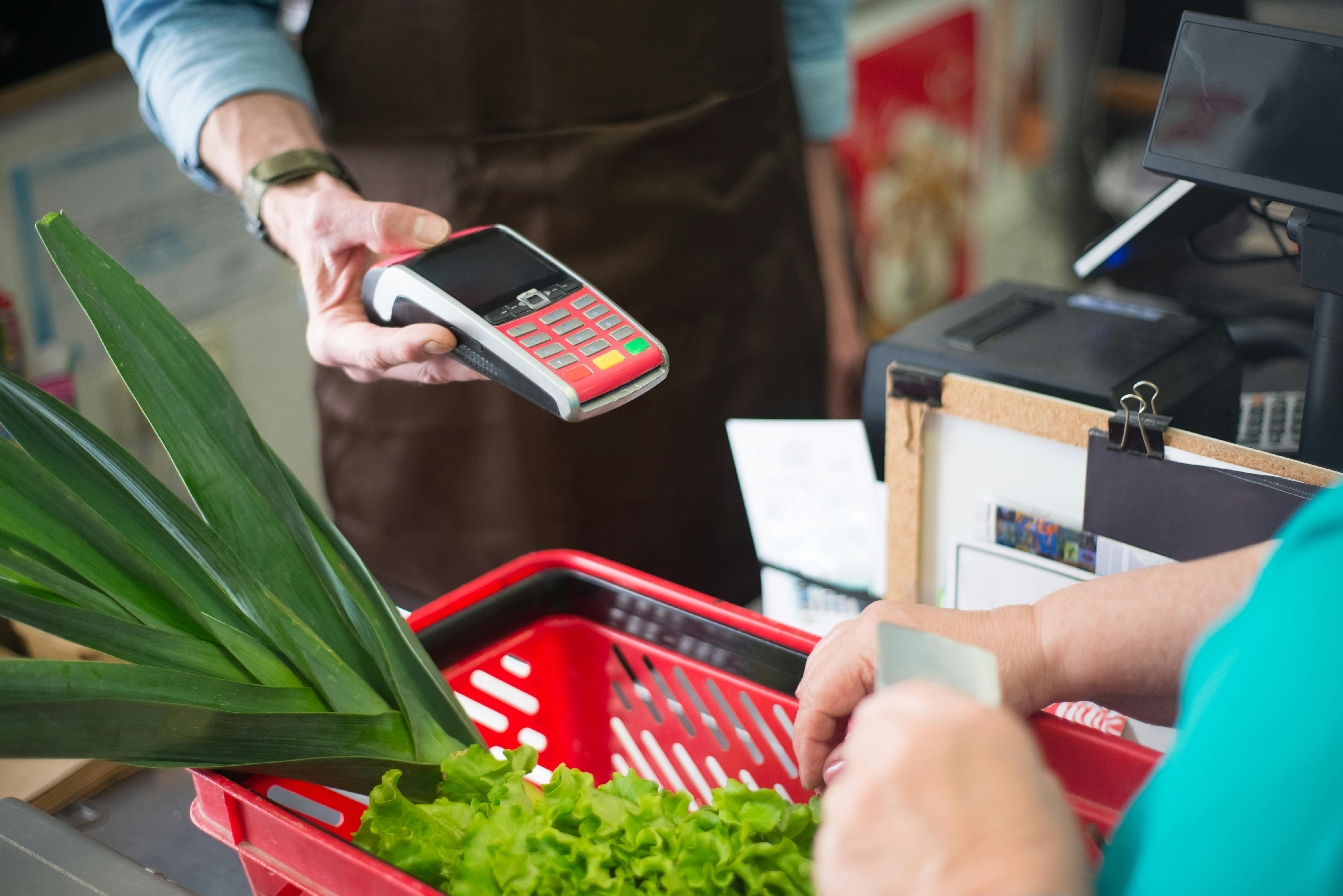 Eine Person, die einen Kartenautomaten hält | Quelle: Pexels
