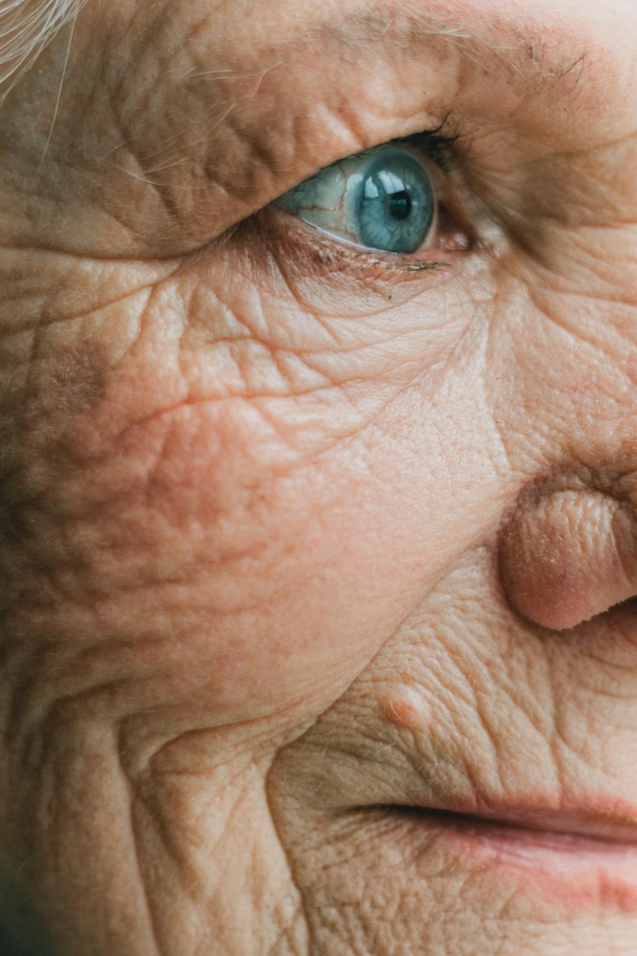 Eine emotionale ältere Frau | Quelle: Pexels