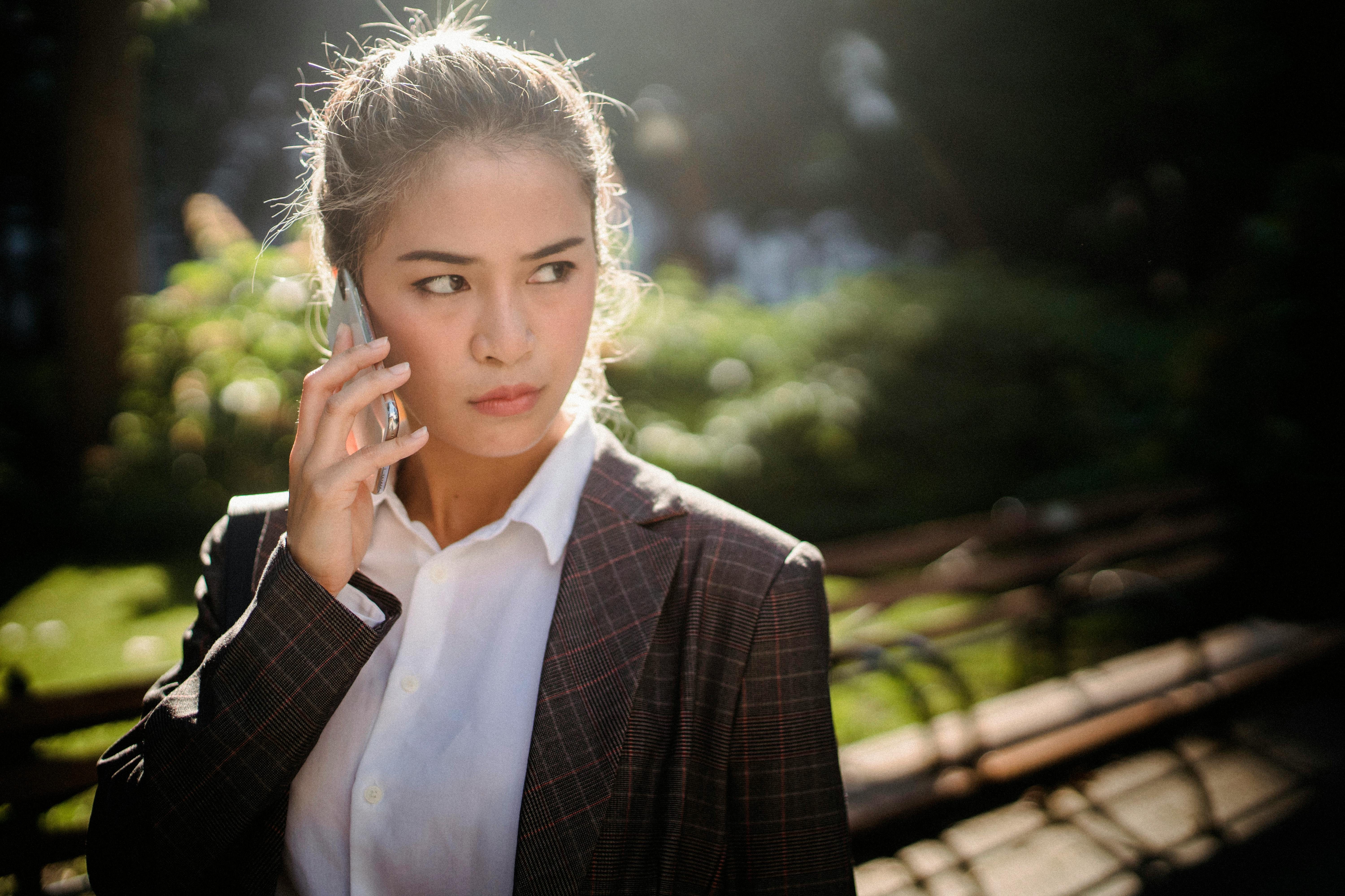 Entschlossene Frau am Telefon | Quelle: Pexels