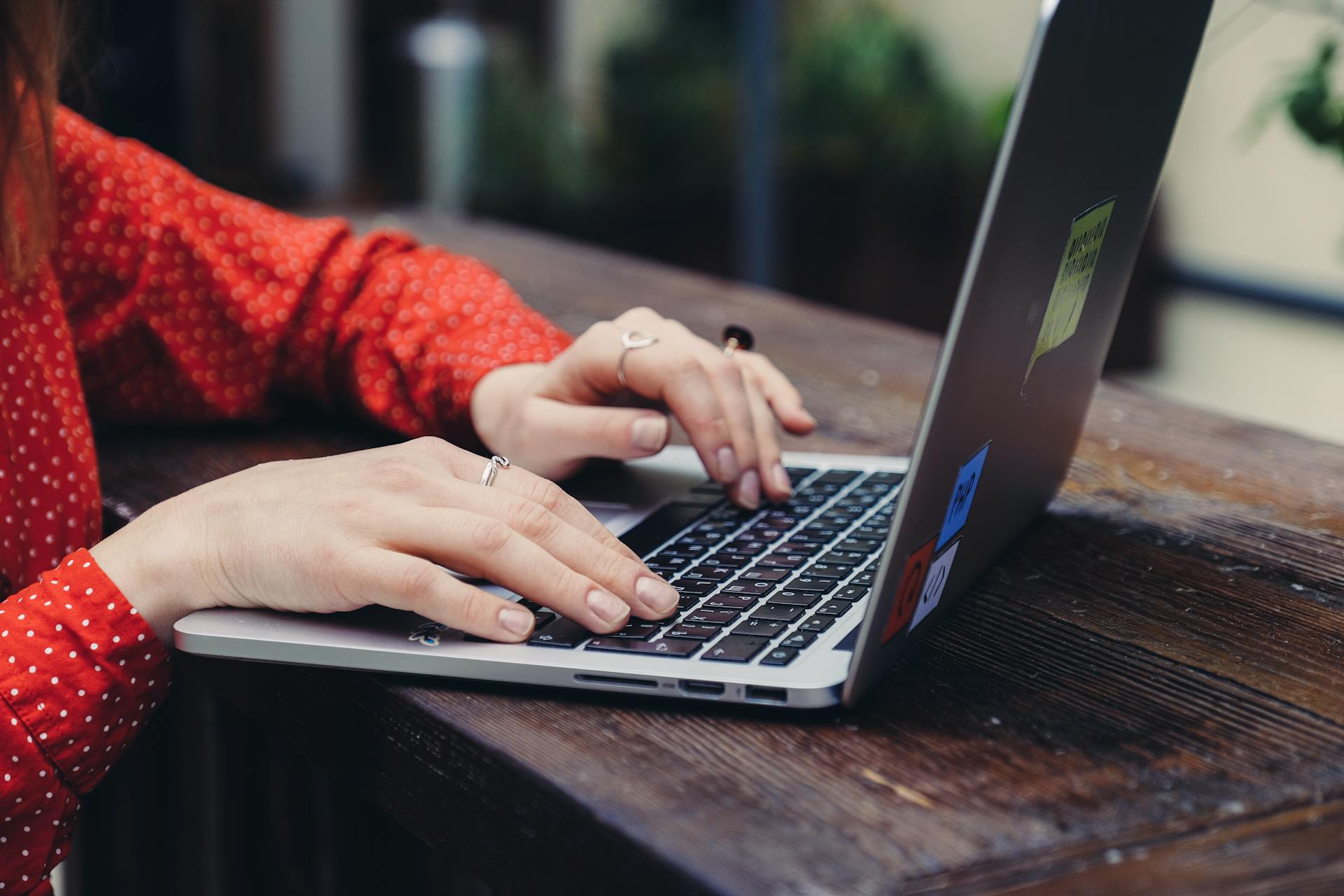 Eine Frau benutzt ihren Laptop | Quelle: Pexels