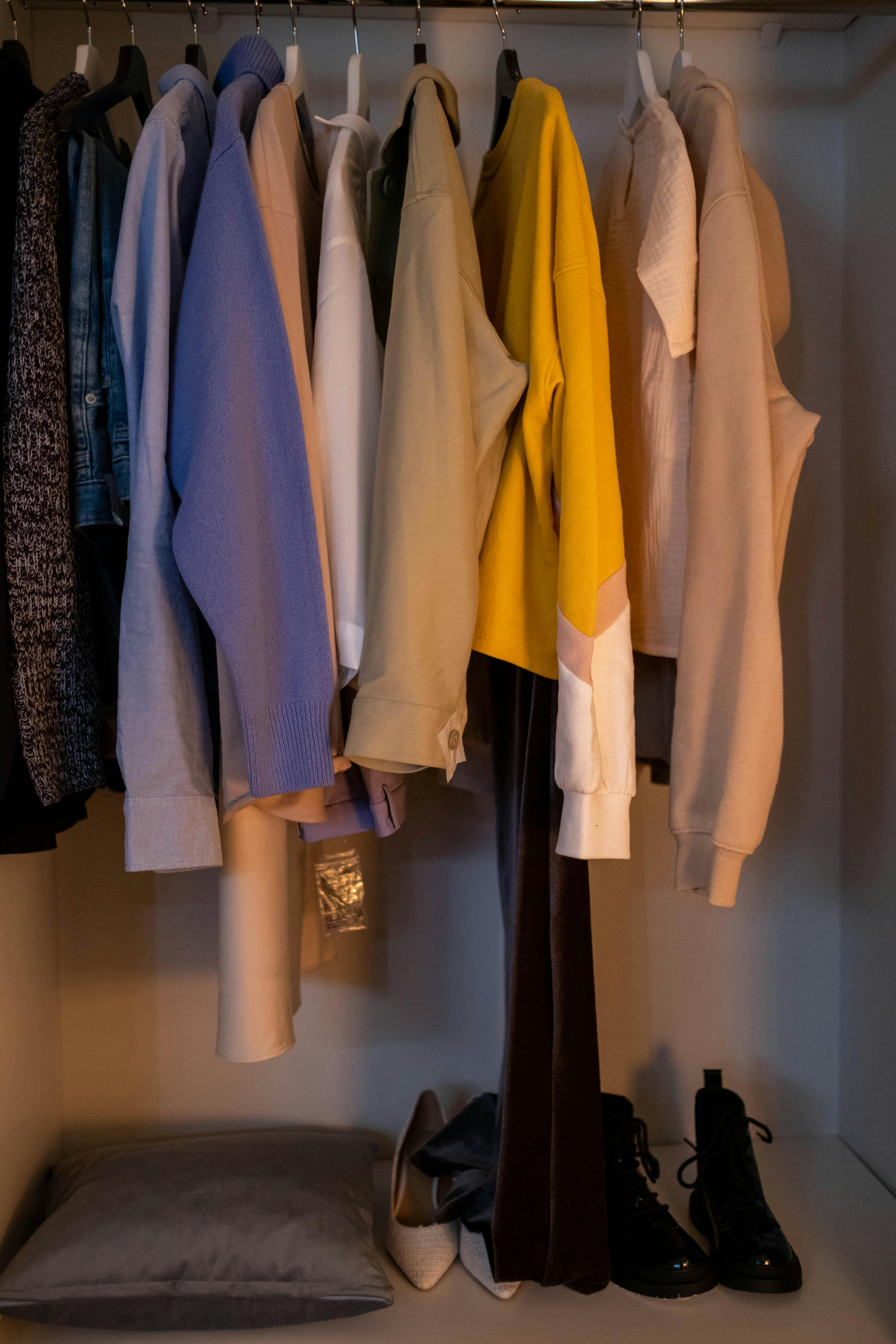 Der Kleiderschrank einer Frau | Quelle: Pexels