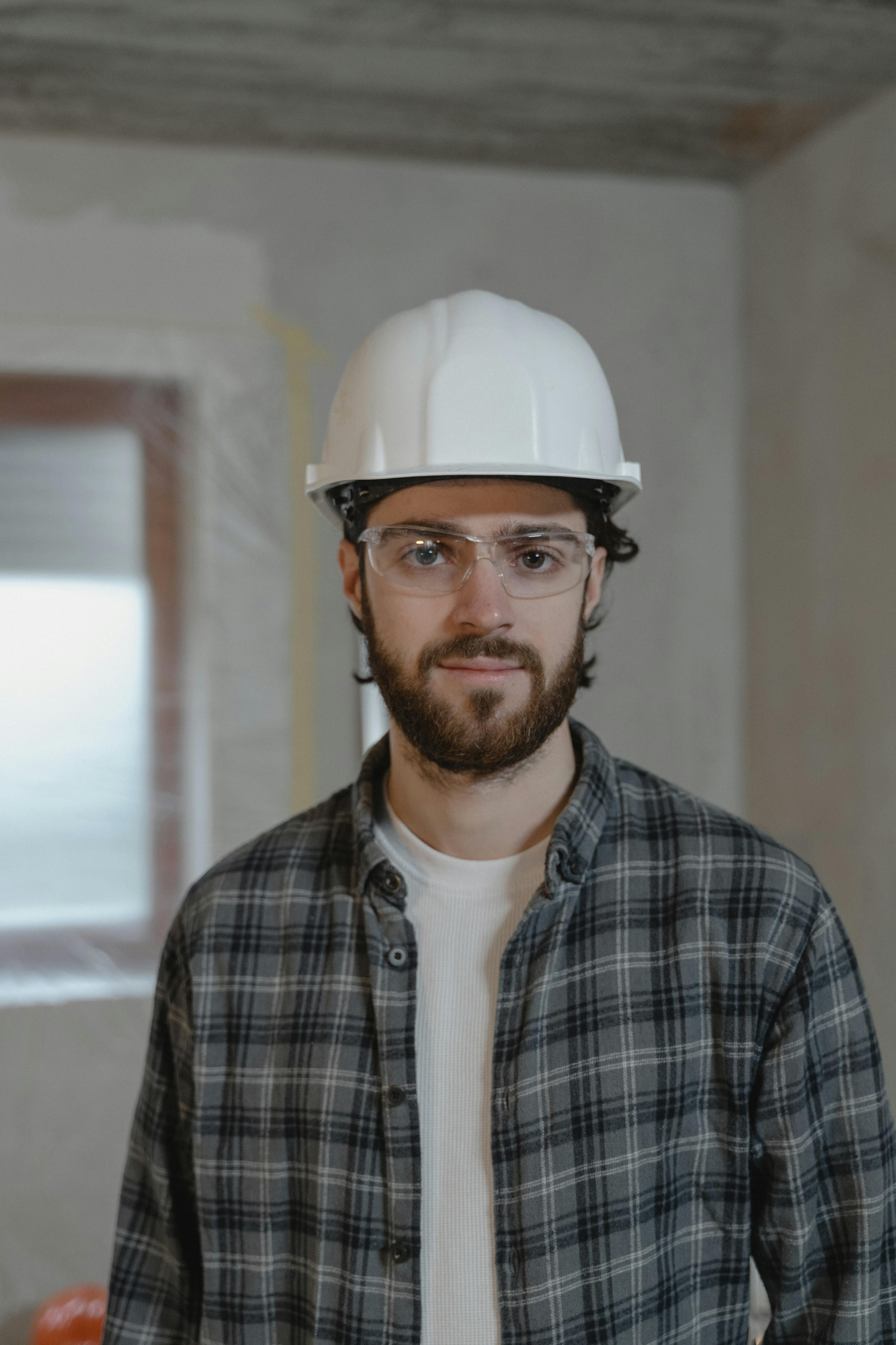 Ein Mann trägt einen Helm | Quelle: Pexels
