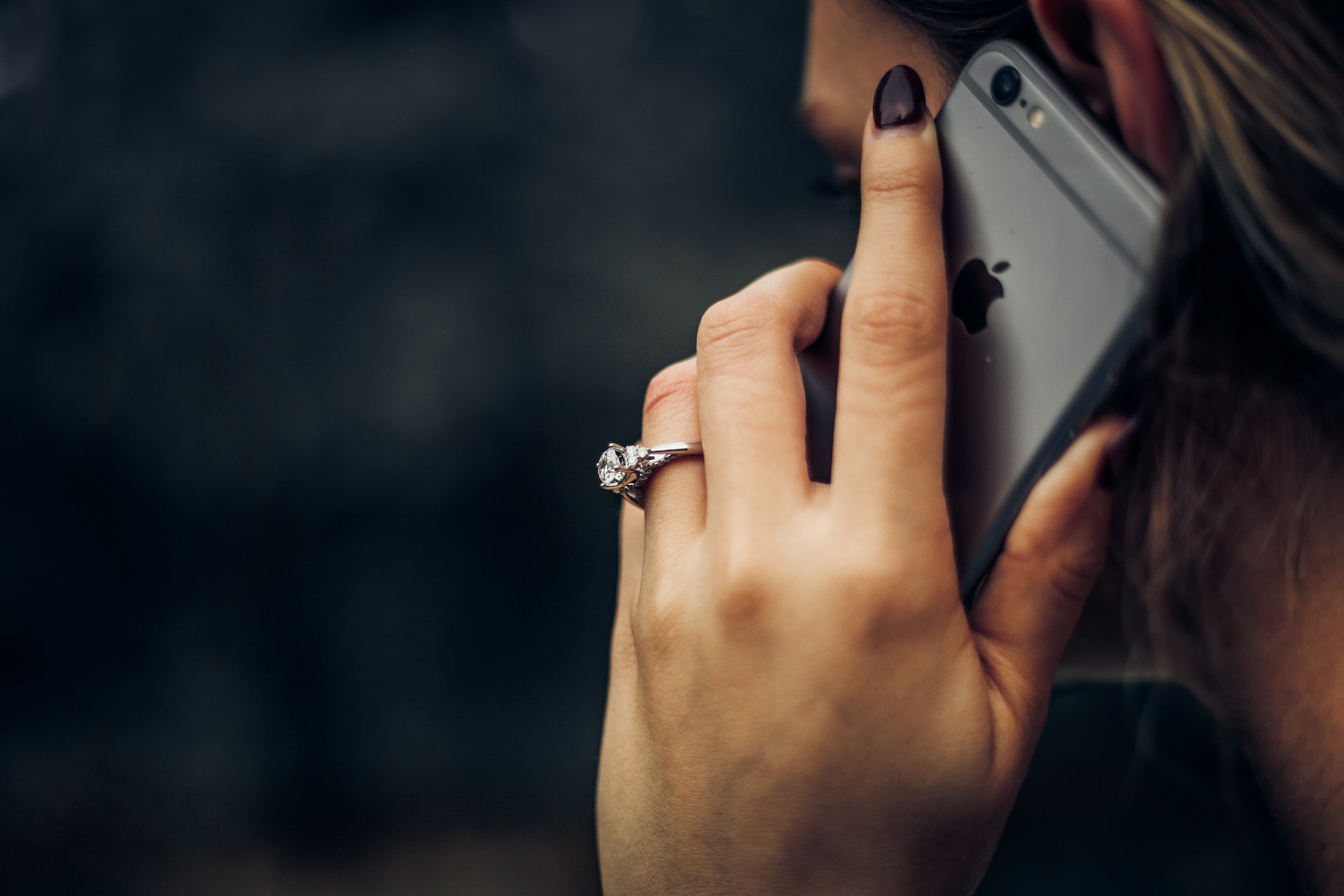 Eine Frau führt ein Telefongespräch | Quelle: Unsplash