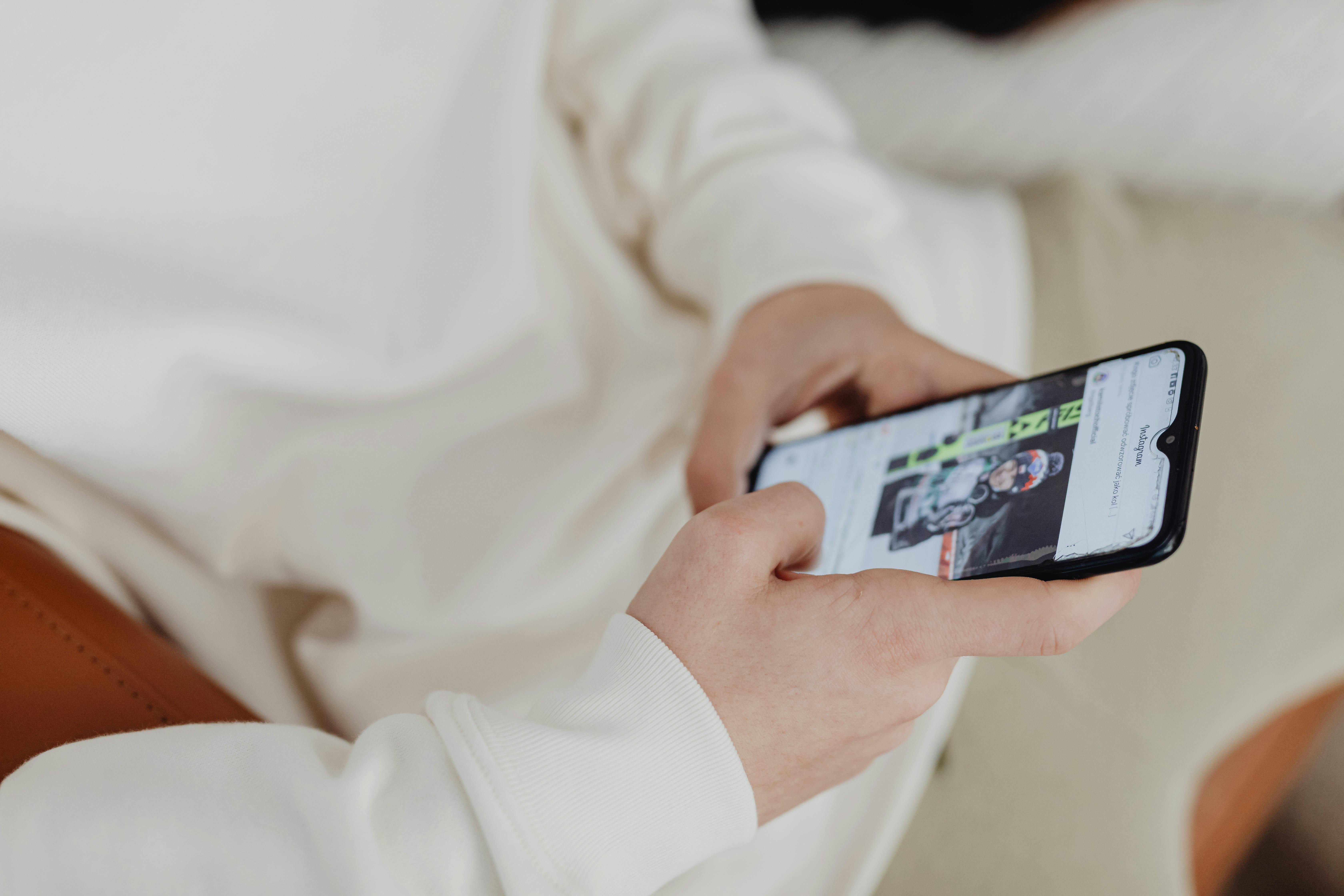 Eine Person hält ihr Telefon | Quelle: Pexels