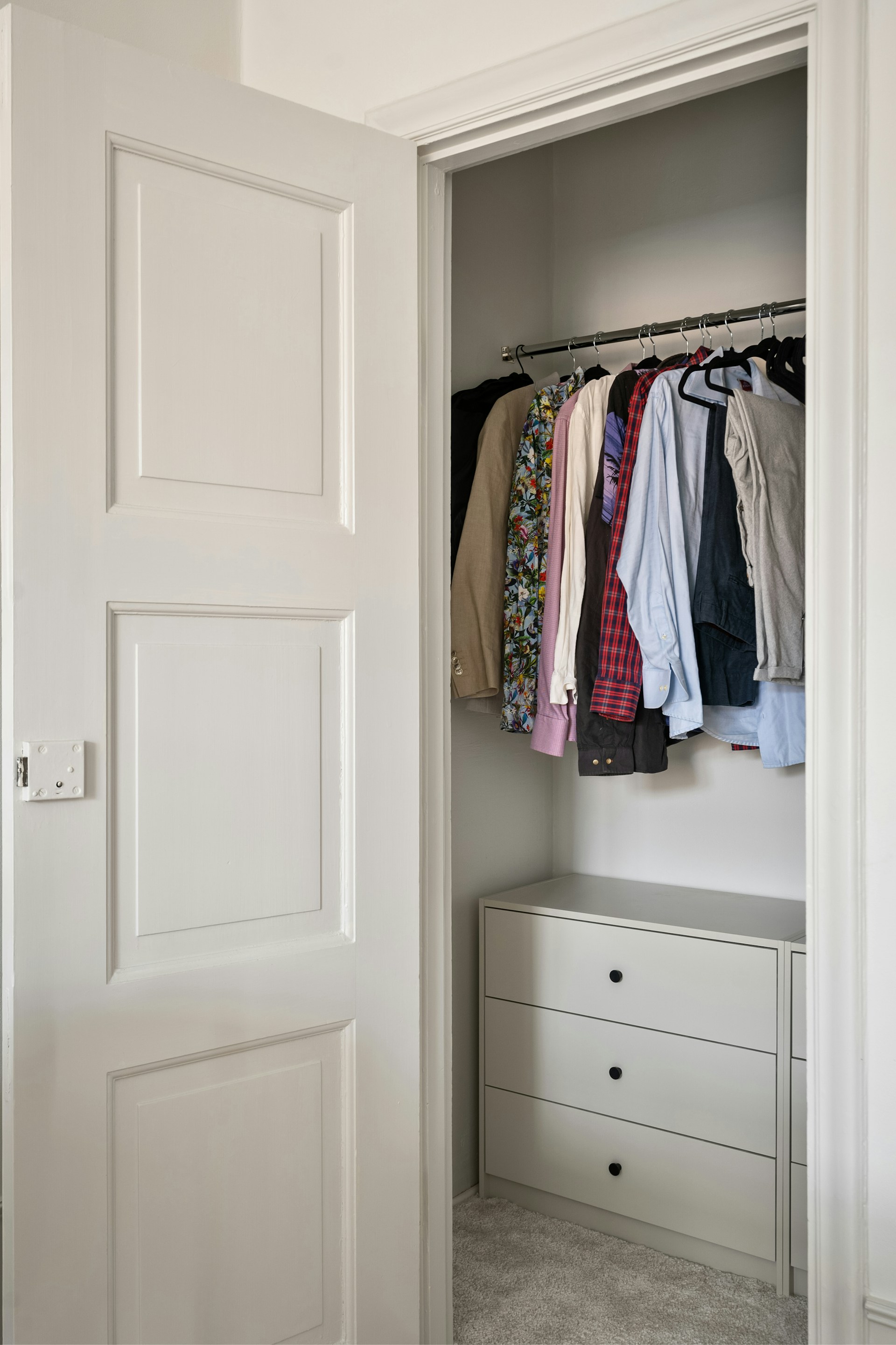 Ein Kleiderschrank | Quelle: Unsplash