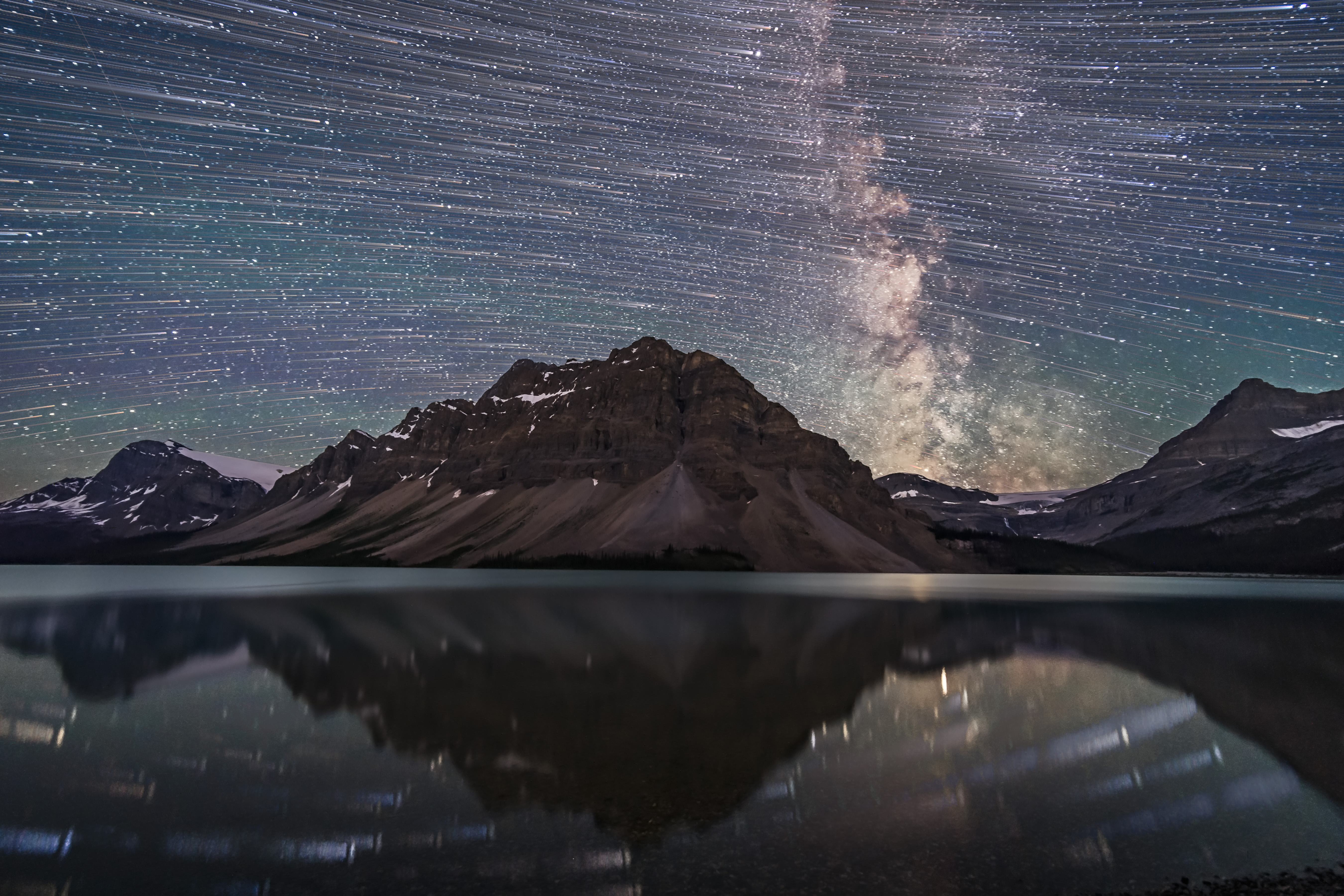 Eine Bildmischung, die die Sterne des südlichen Himmels zeigt, die sich von Osten nach Westen von links nach rechts über die Rocky Mountains am Bow Lake in Banff, Alberta, bewegen | Quelle: Getty Images