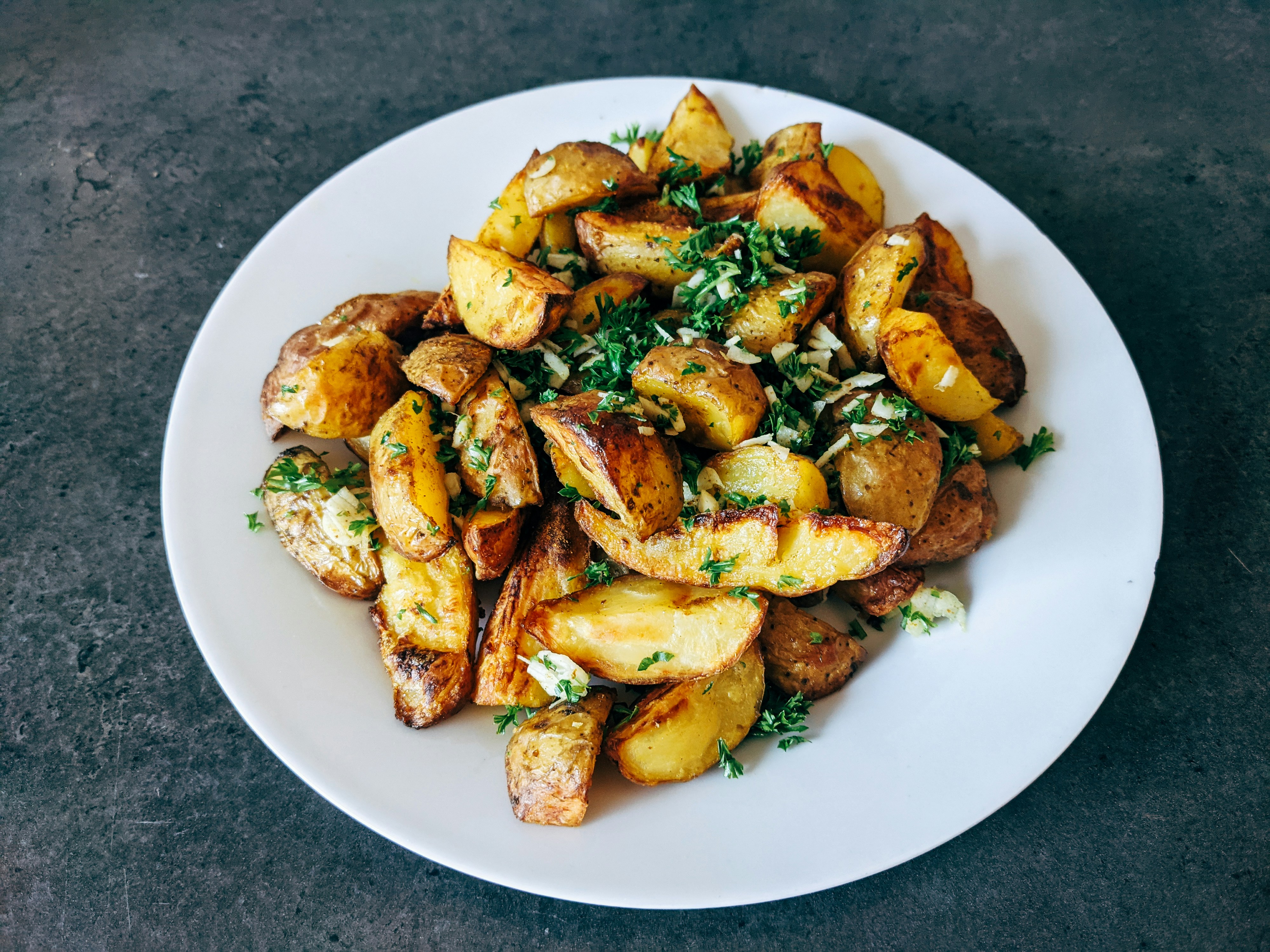 Ein Teller mit Bratkartoffeln | Quelle: Unsplash