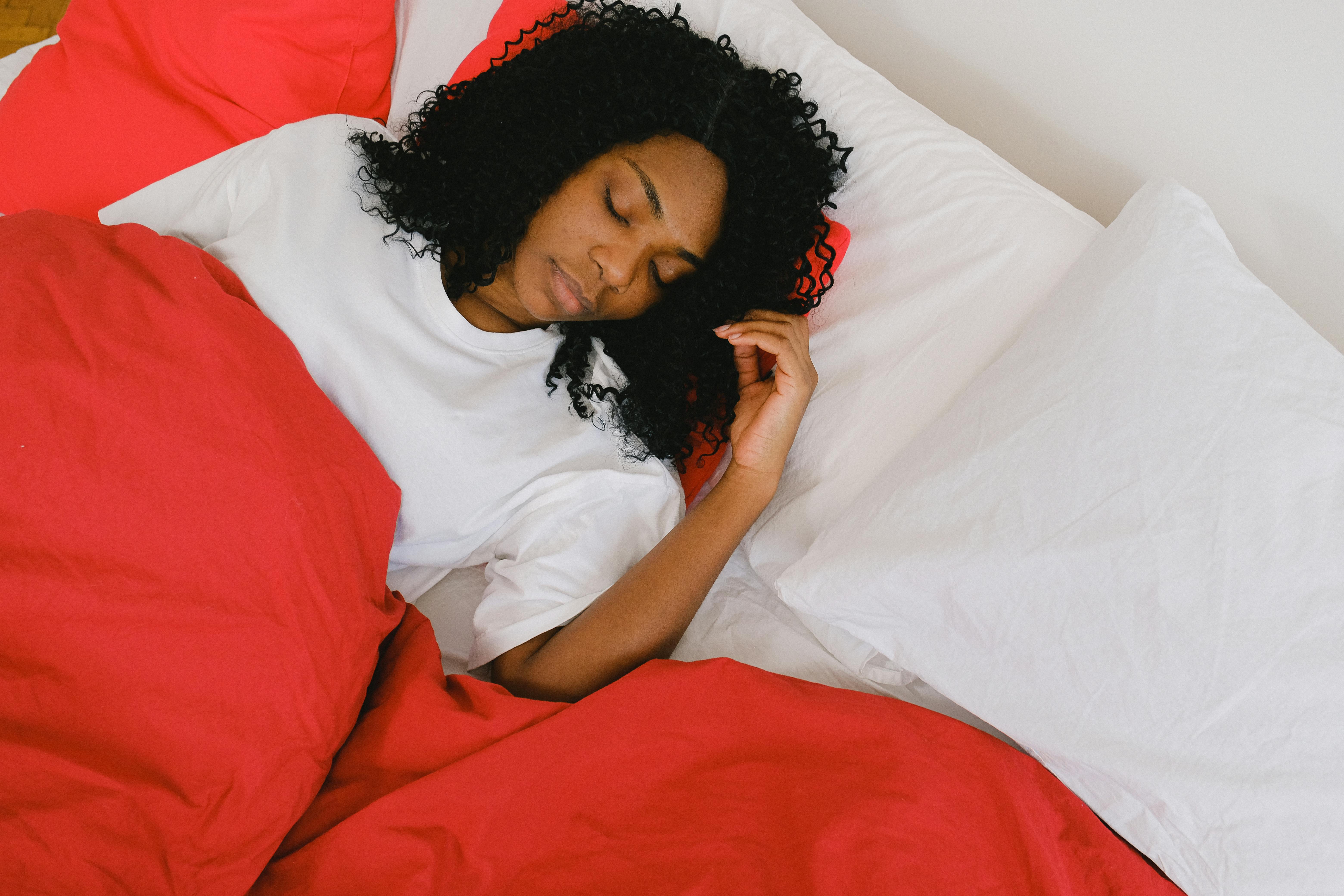 Eine schlafende Frau im Bett | Quelle: Pexels