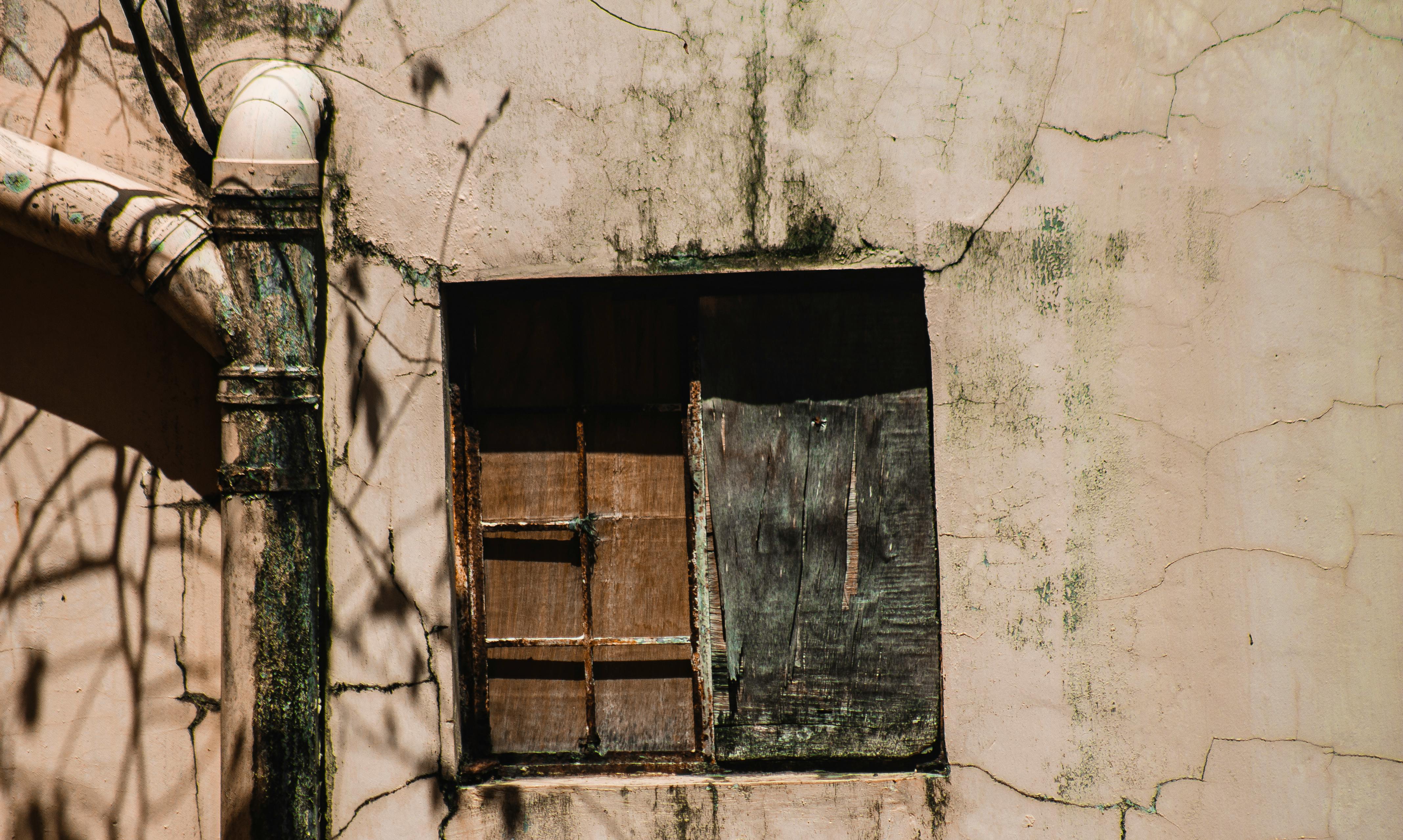 Ein zugenageltes Fenster | Quelle: Pexels