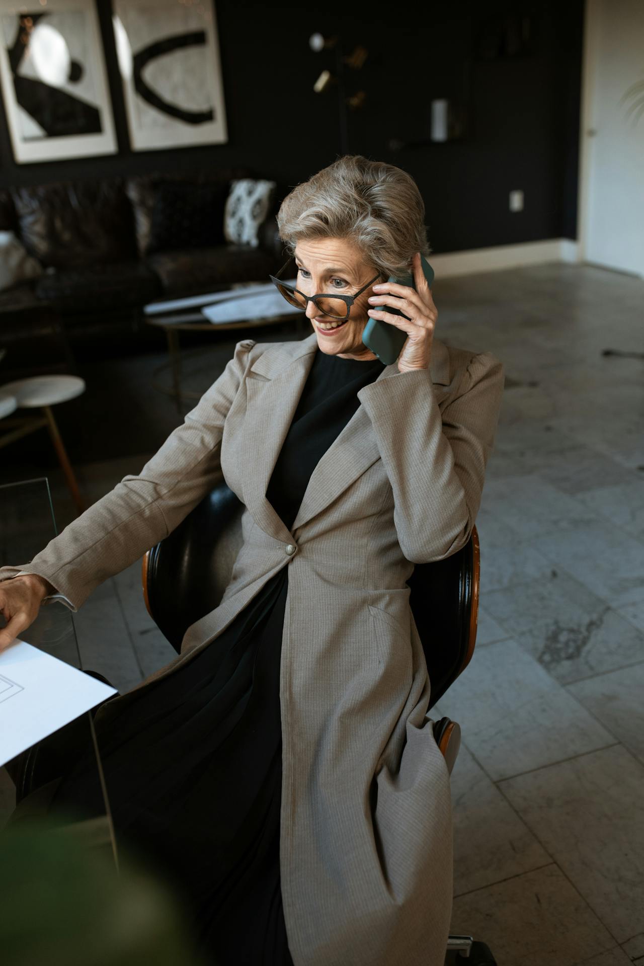 Eine elegante ältere Frau beim Telefonieren | Quelle: Pexels