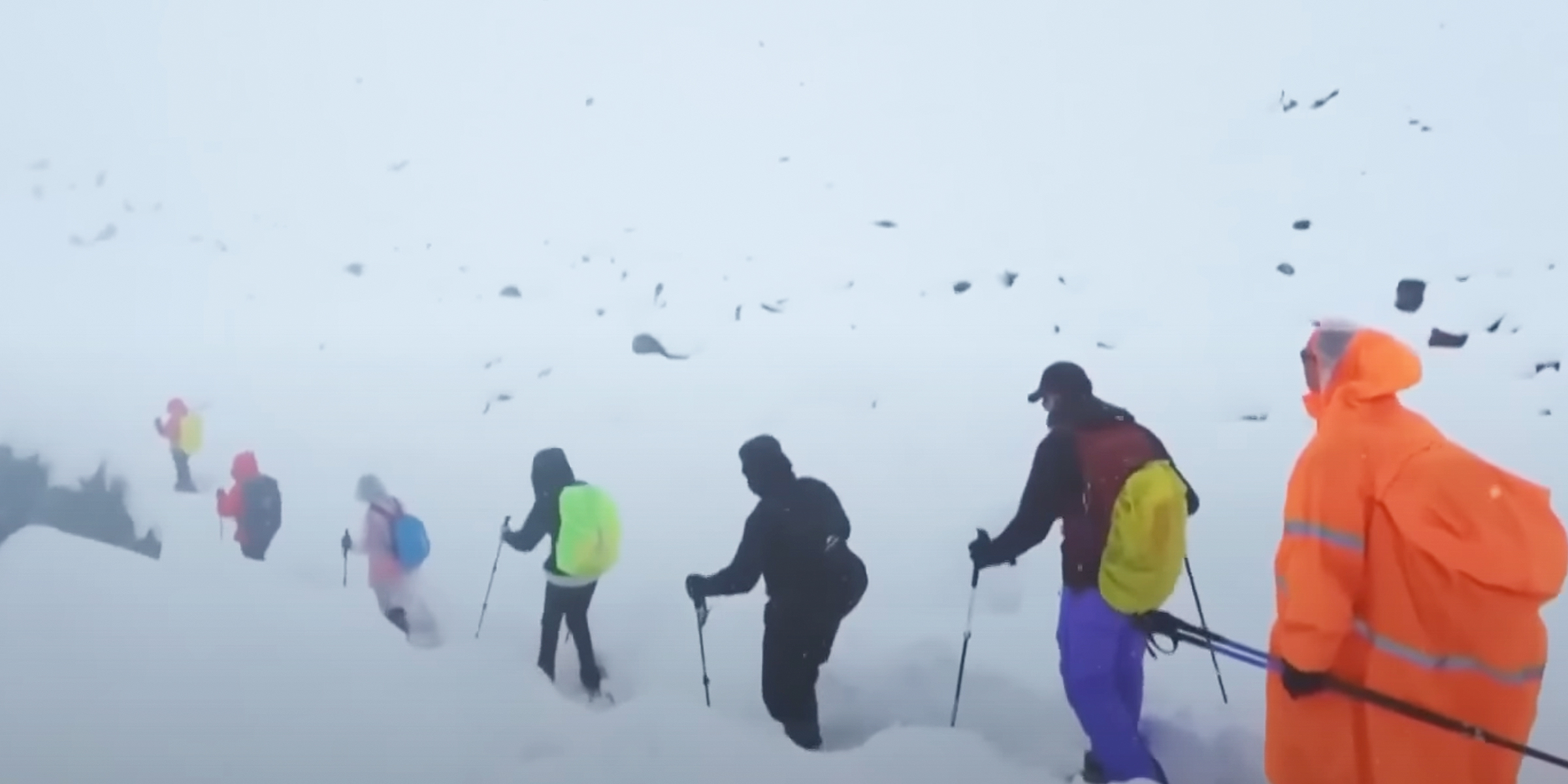 Bergsteiger im Schnee | Quelle: youtube.com/@NBCNews