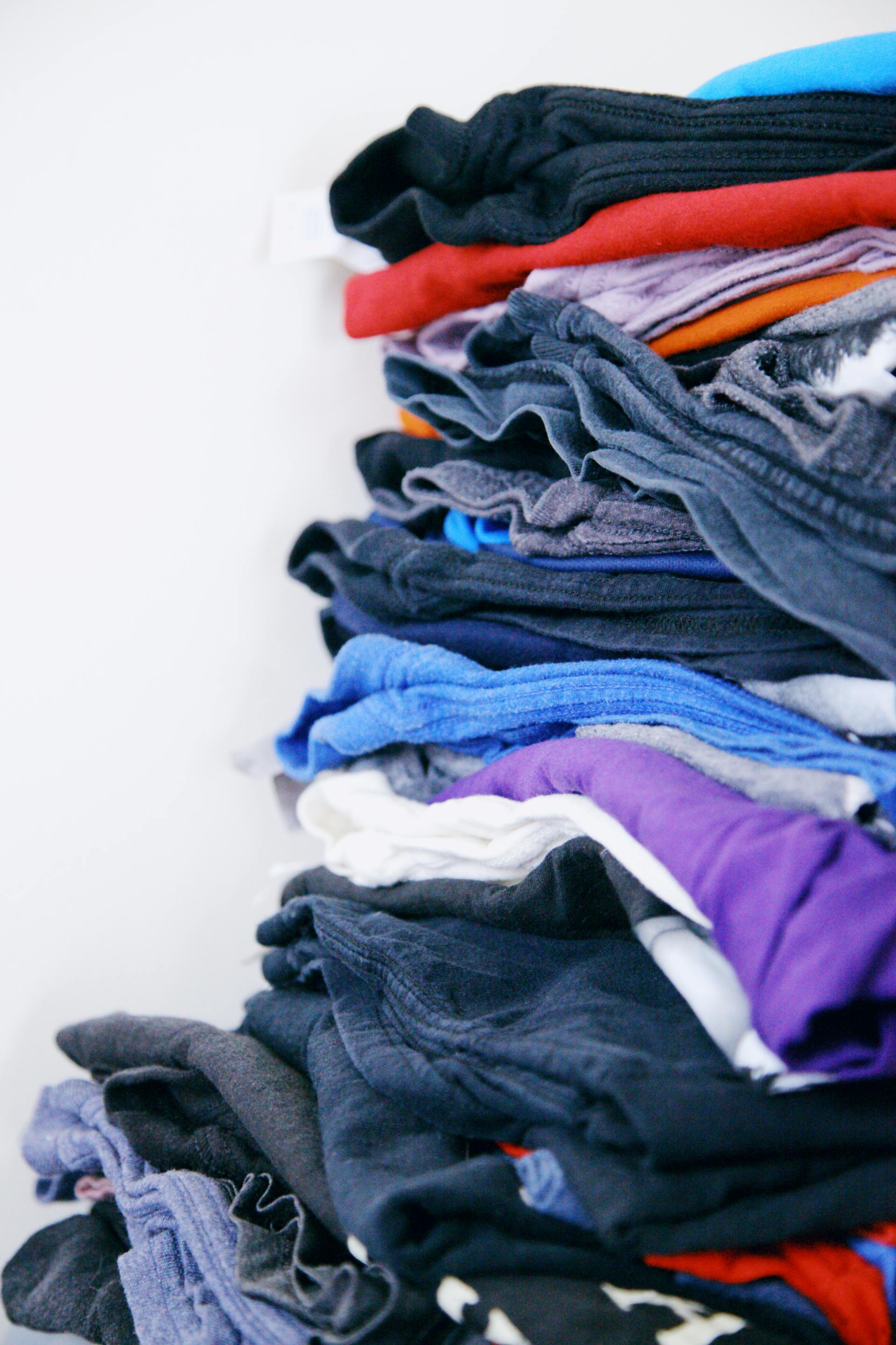 Eine Nahaufnahme von gefalteter Kleidung | Quelle: Pexels