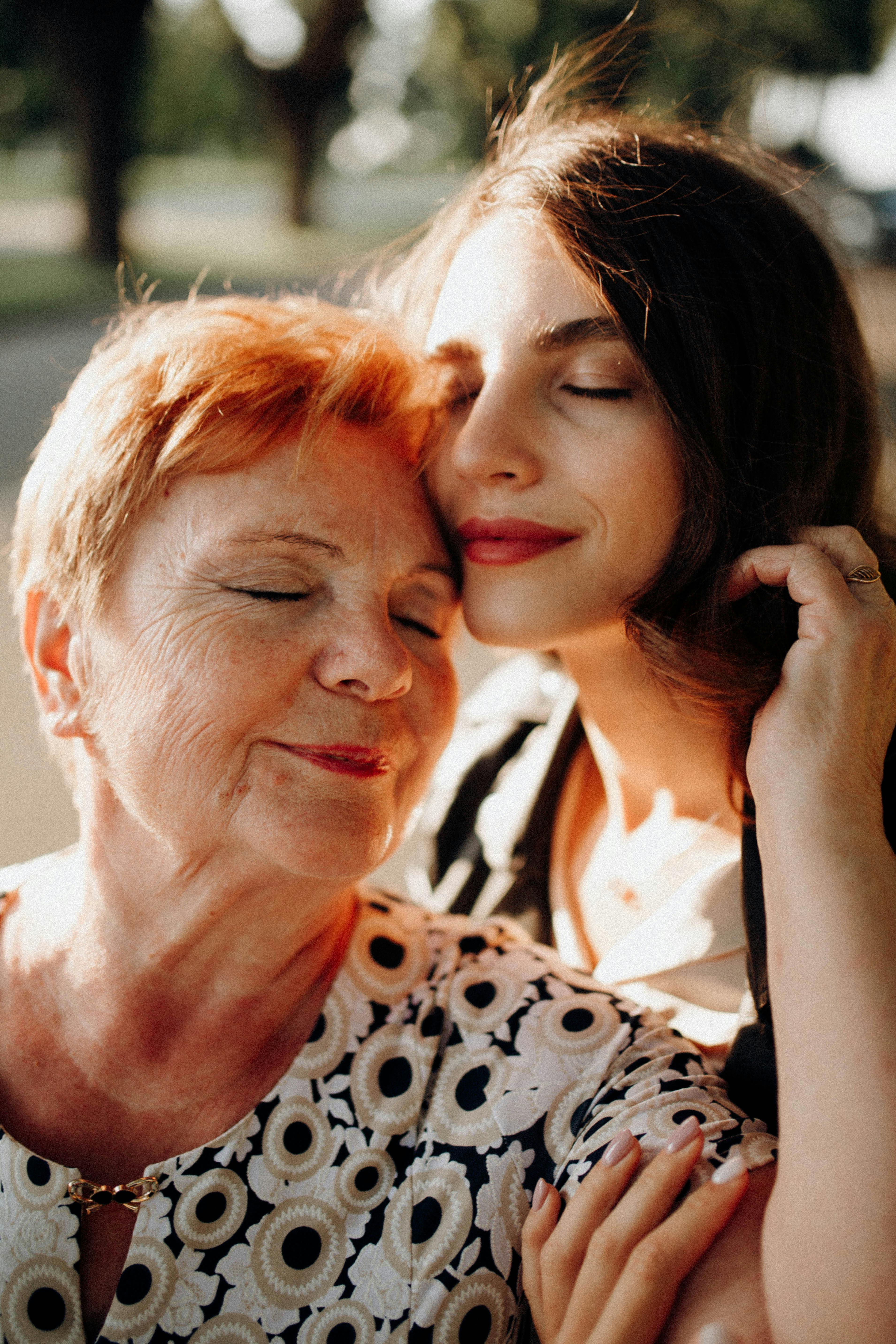 Eine Mutter und ihre Tochter umarmen sich | Quelle: Pexels