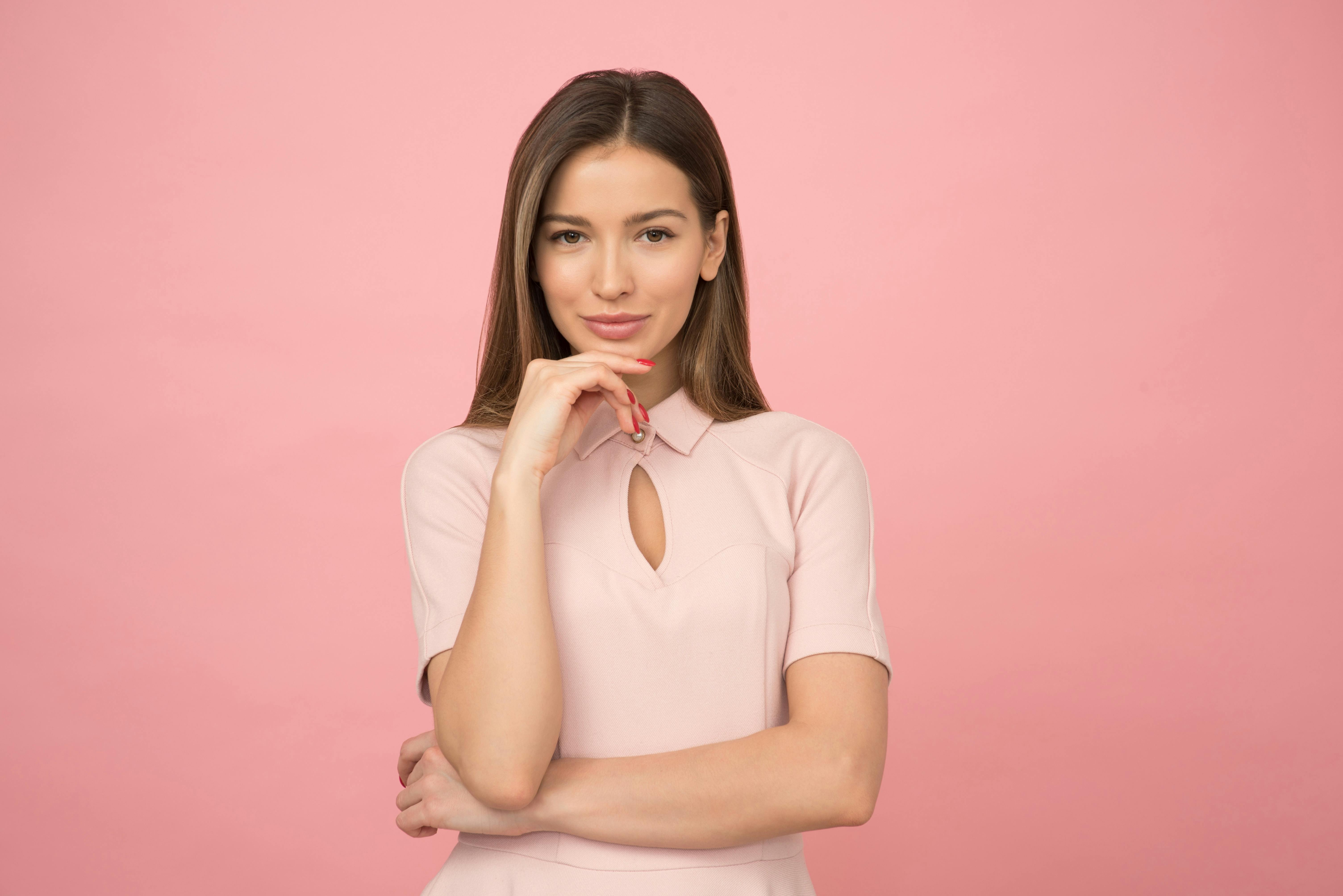 Frau in offizieller Kleidung lächelnd | Quelle: Pexels
