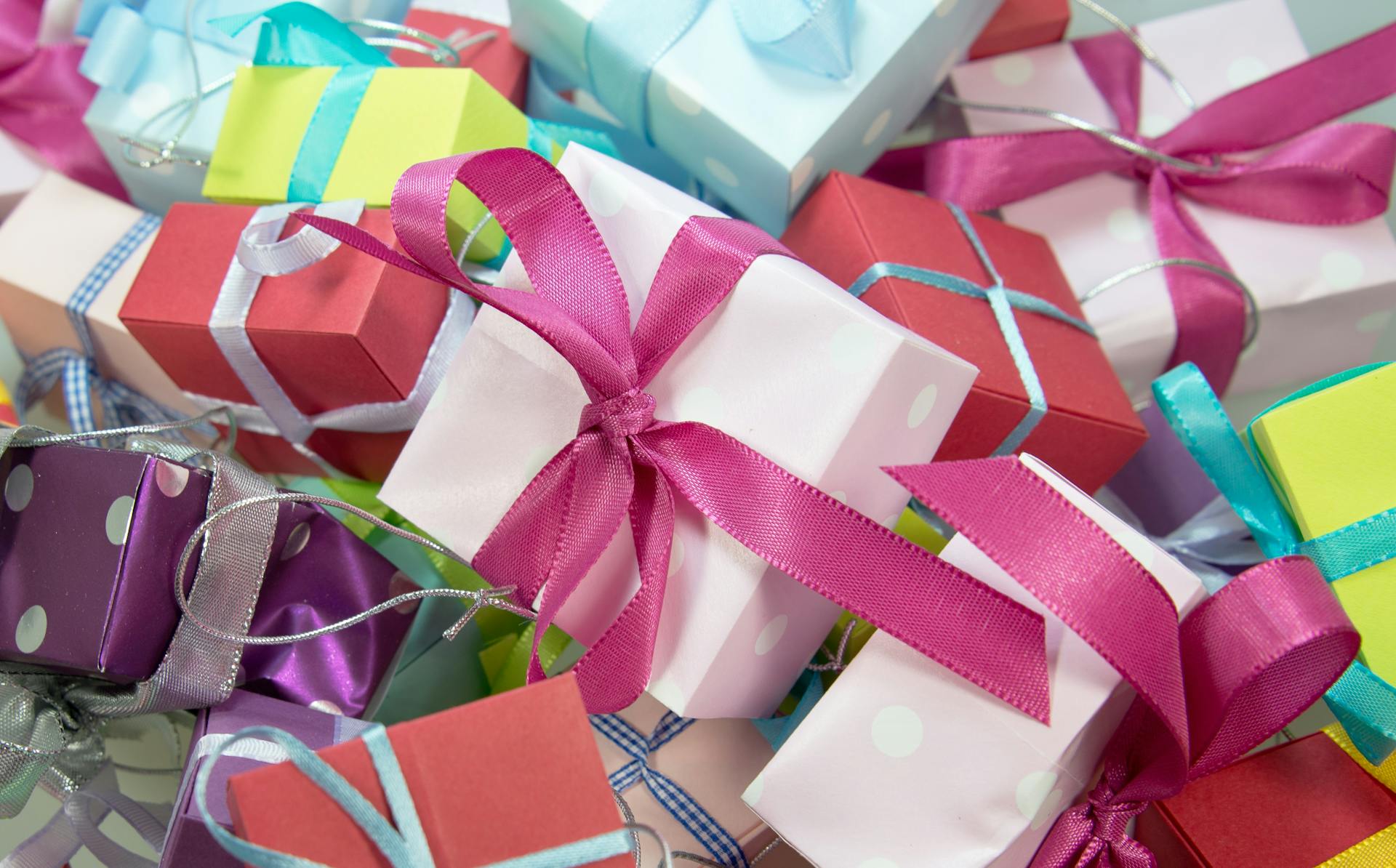 Eine Auswahl an bunten Geschenkboxen | Quelle: Pexels