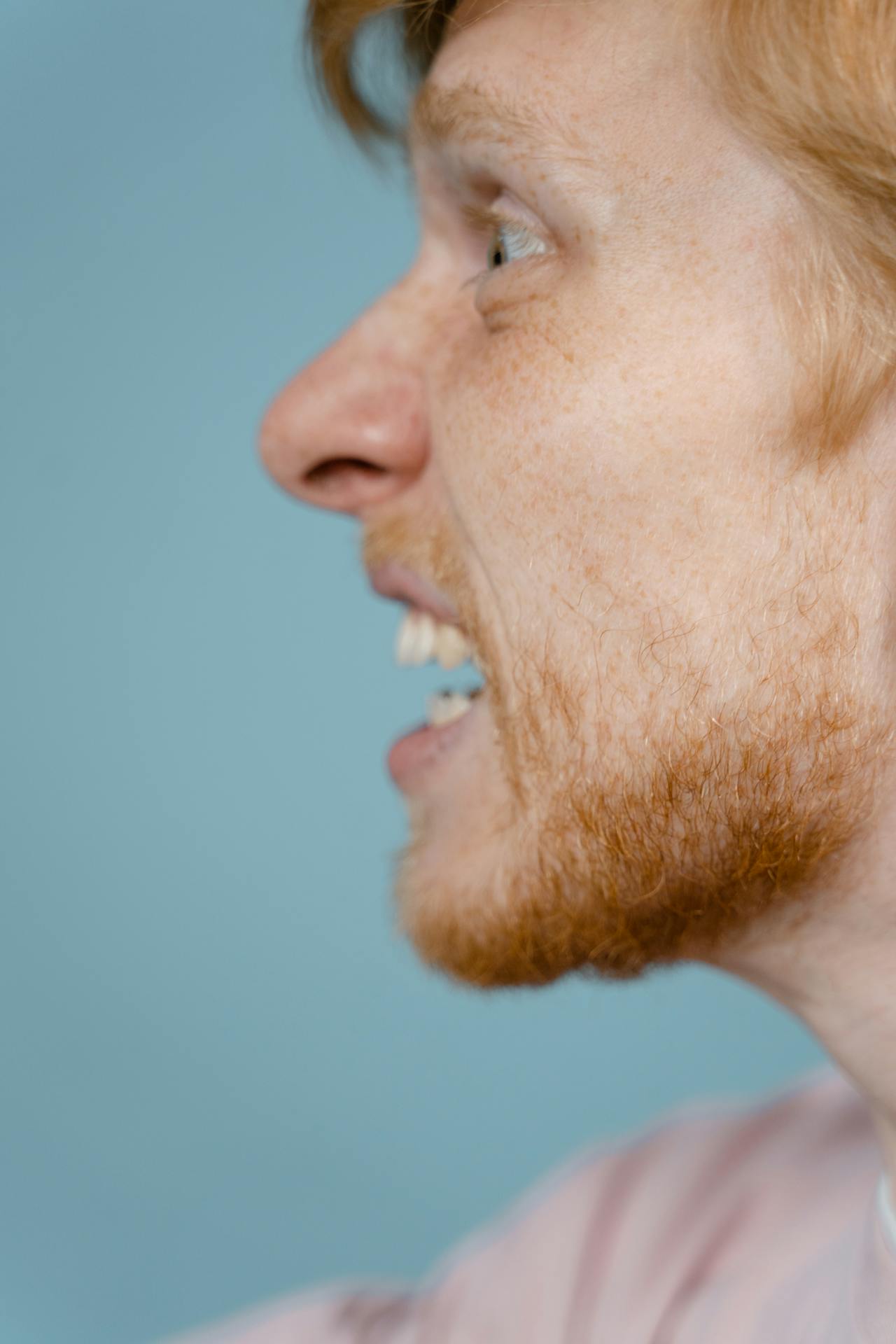 Ein verärgerter Mann, der sich streitet | Quelle: Pexels