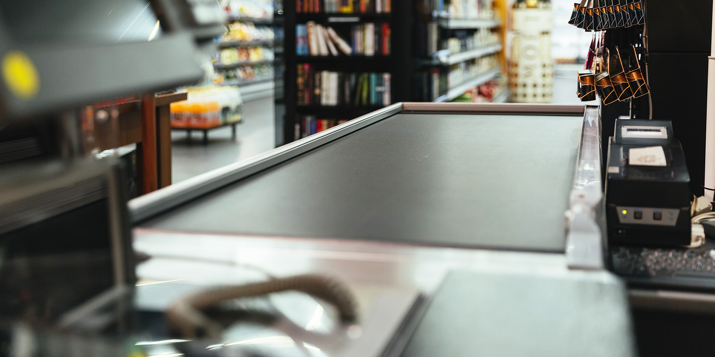Ein Kassenband in einem Supermarkt | Quelle: Freepik