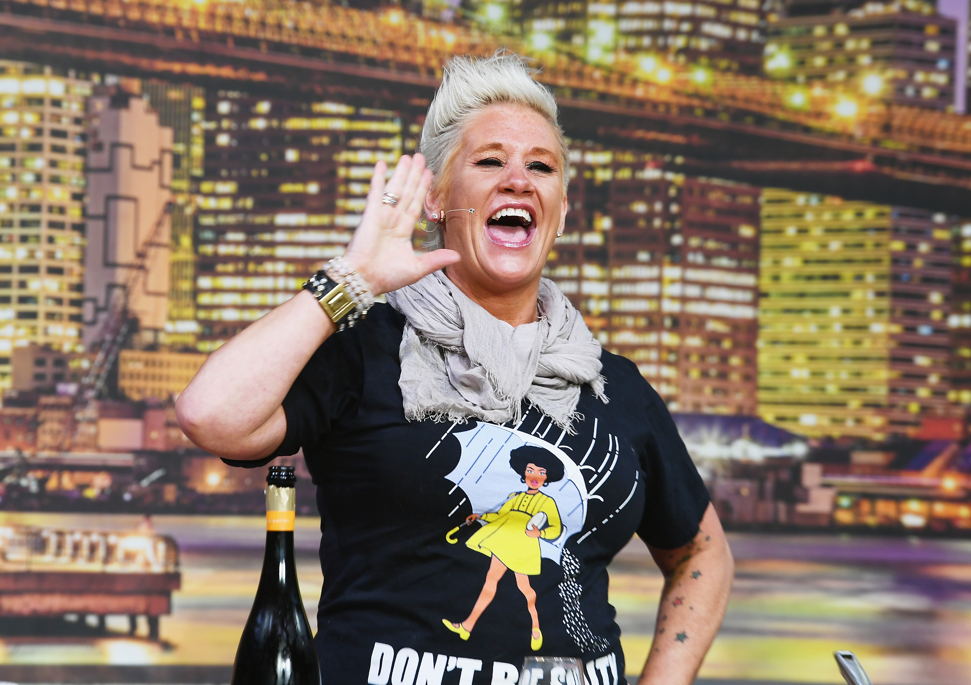 Küchenchefin Anne Burrell spricht auf der Bühne während des Food Network & Cooking Channel New York City Wine & Food Festival Grand Tasting am Pier 94 am 13. Oktober 2018 | Quelle: Getty Images