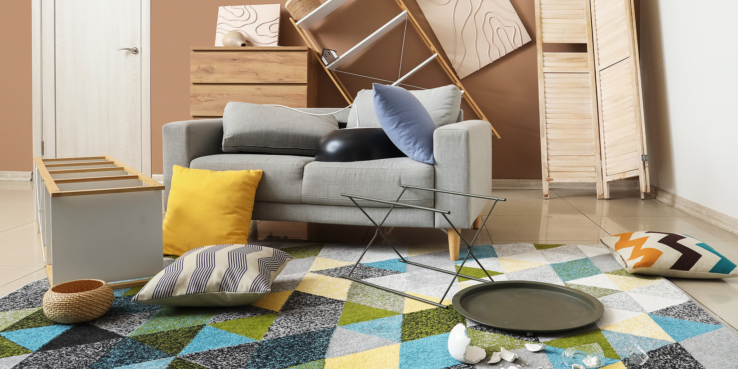 Ein unordentliches Wohnzimmer | Quelle: Shutterstock