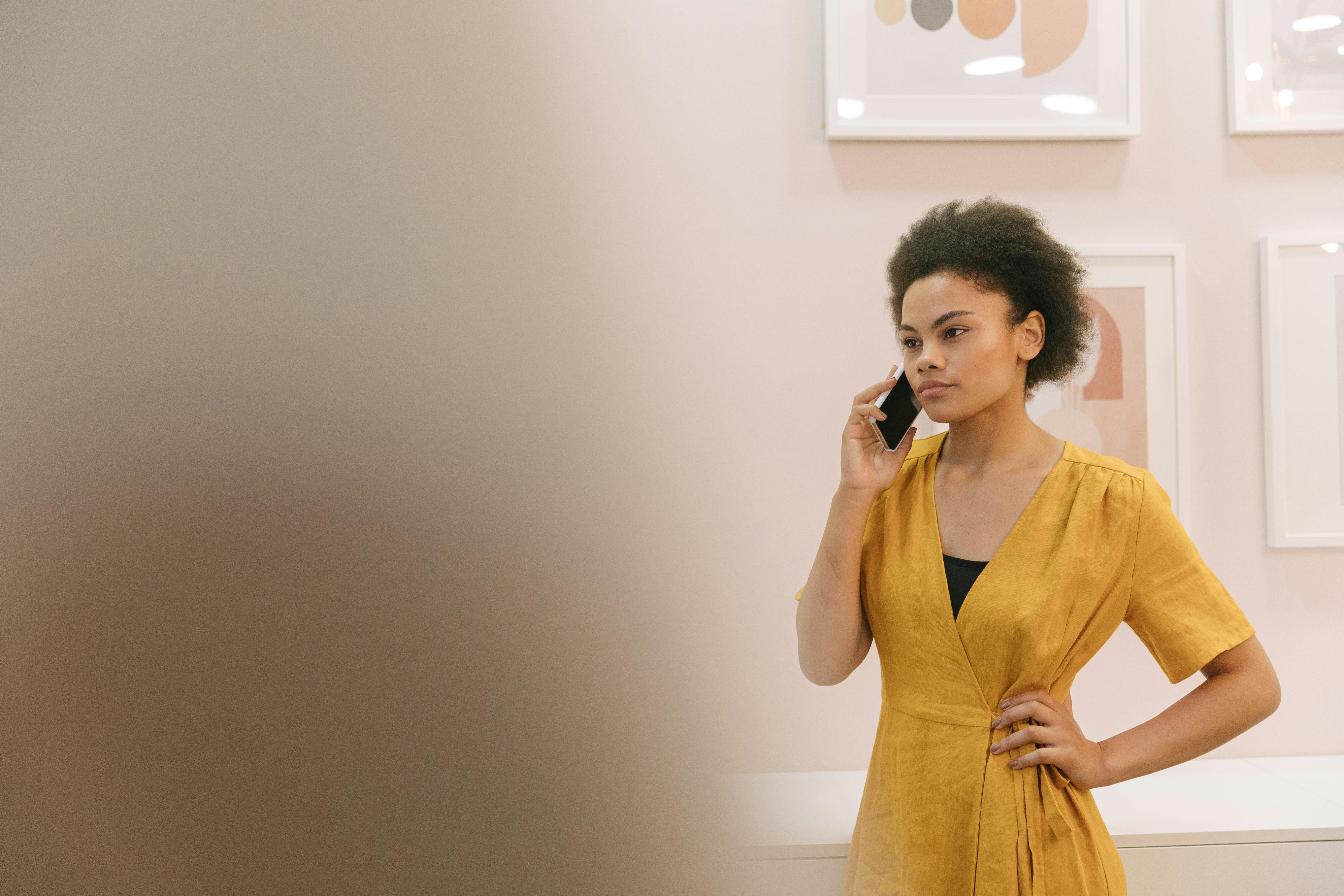Frau beim Telefonieren | Quelle: Pexels