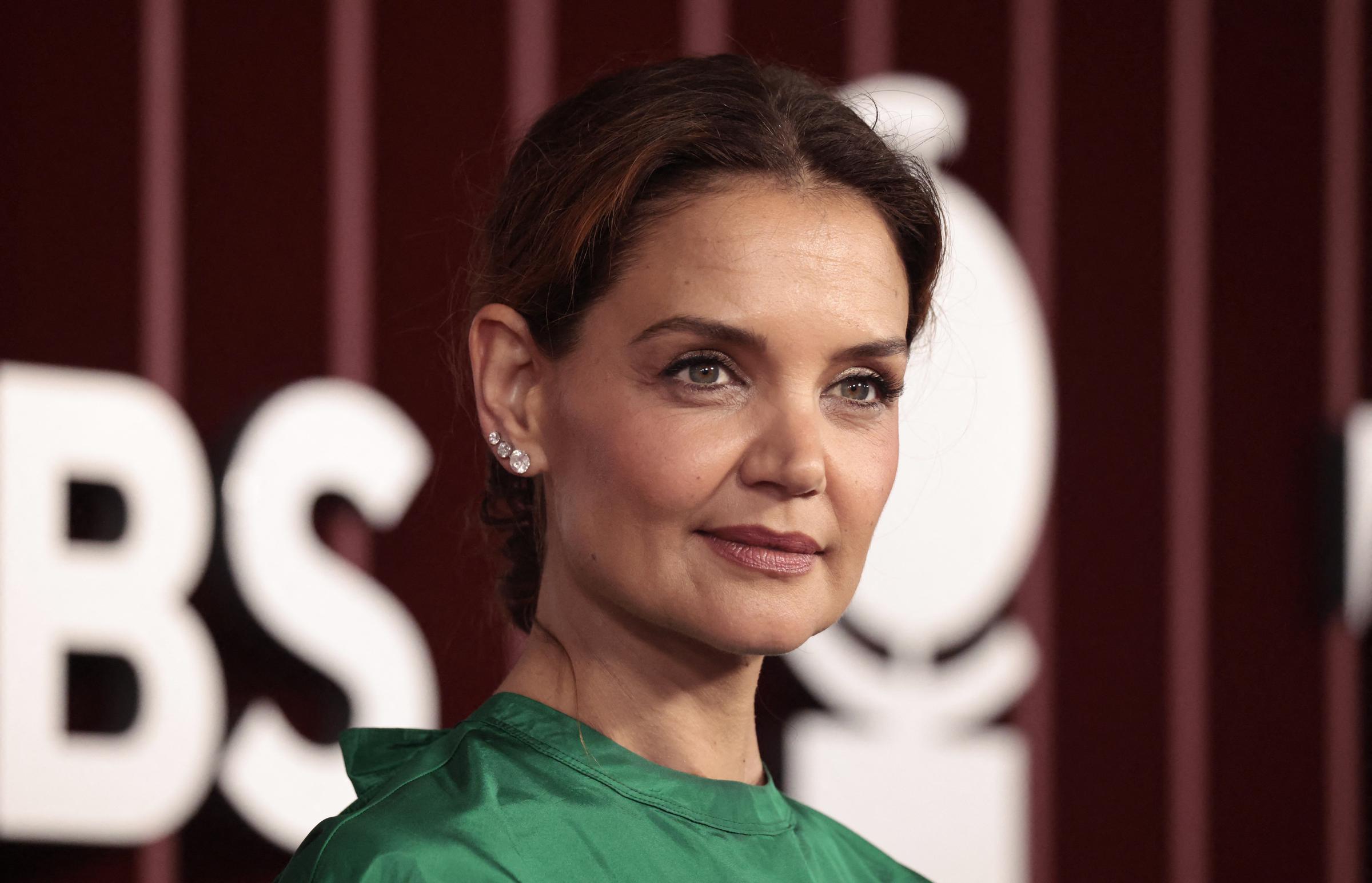 Mit einer glatten Hochsteckfrisur und einem frischen, strahlenden Make-up bringt Katie Holmes dezente Eleganz auf den roten Teppich der Tony Awards 2025 in New York und kombiniert ein gewagtes grünes Top mit funkelndem Schmuck.