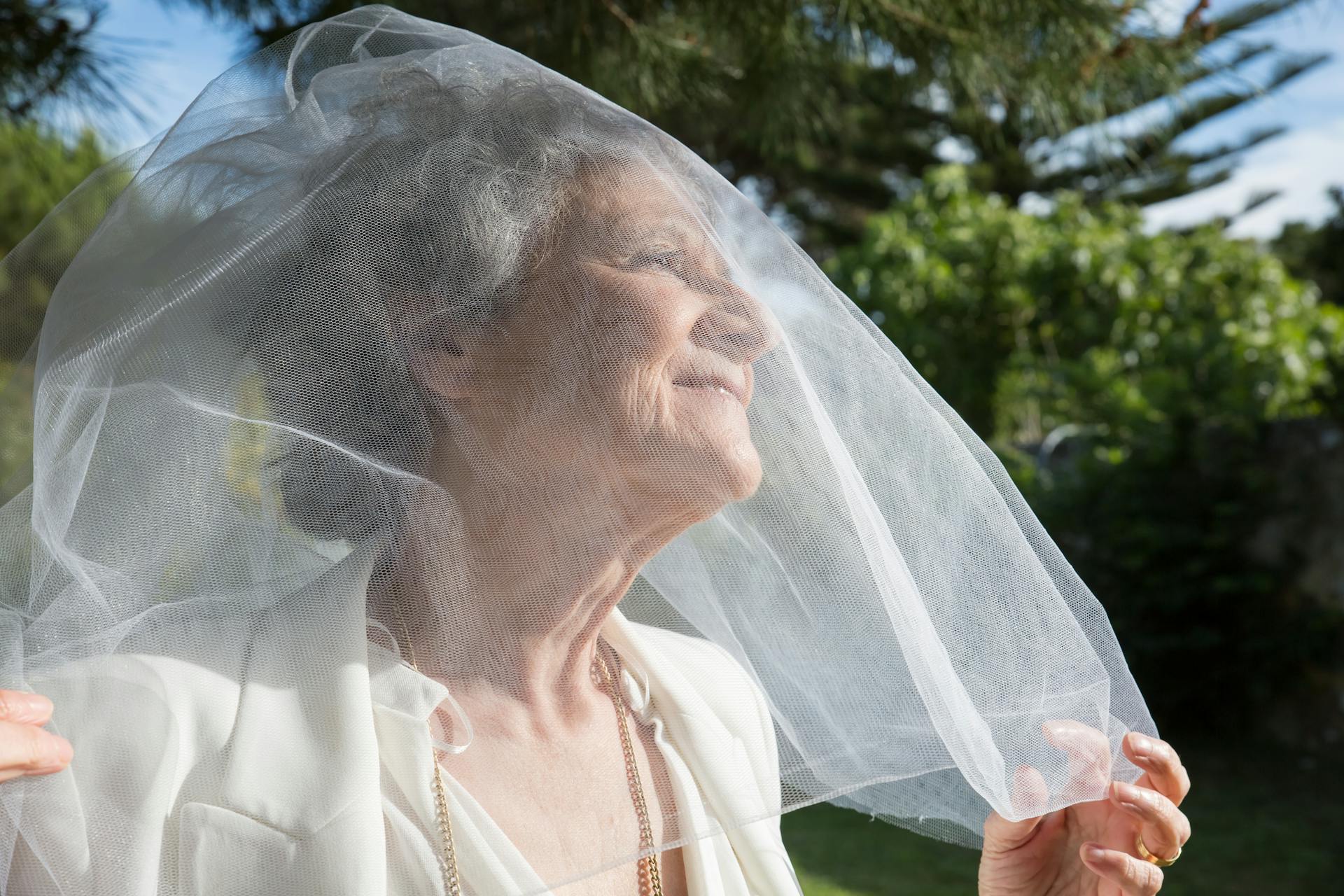 Eine reife Frau, die ein Hochzeitskleid trägt | Quelle: Pexels