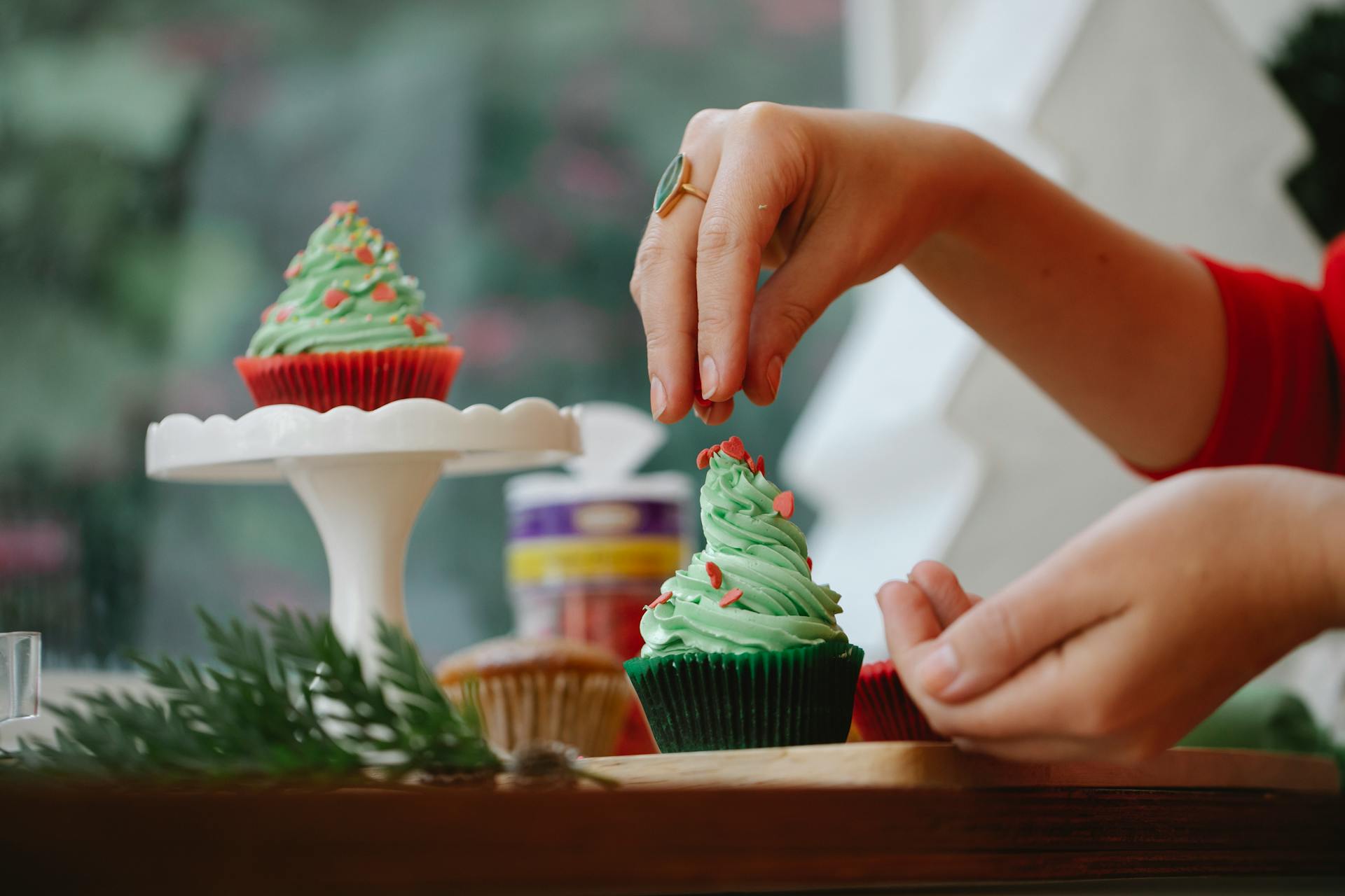 Eine Frau dekoriert Cupcakes | Quelle: Pexels
