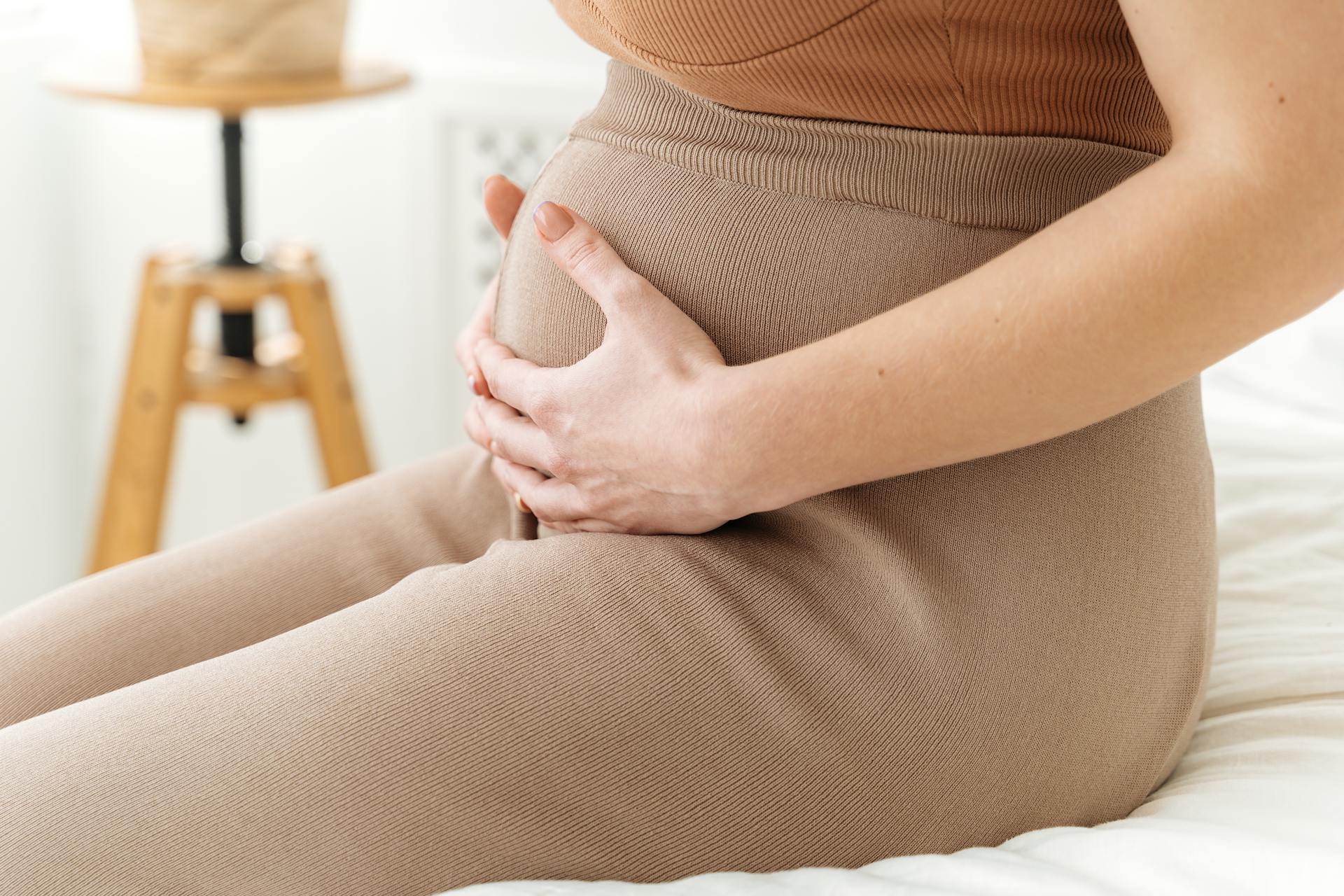 Eine schwangere Frau, die ihren Bauch berührt | Quelle: Pexels