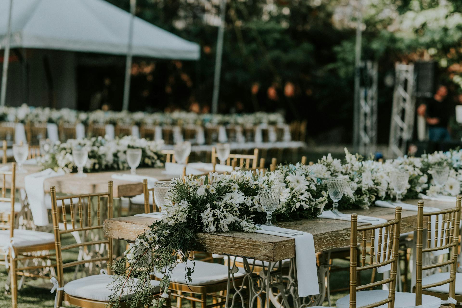 Tische und Stühle bei einer Hochzeit im Freien | Quelle: Pexels