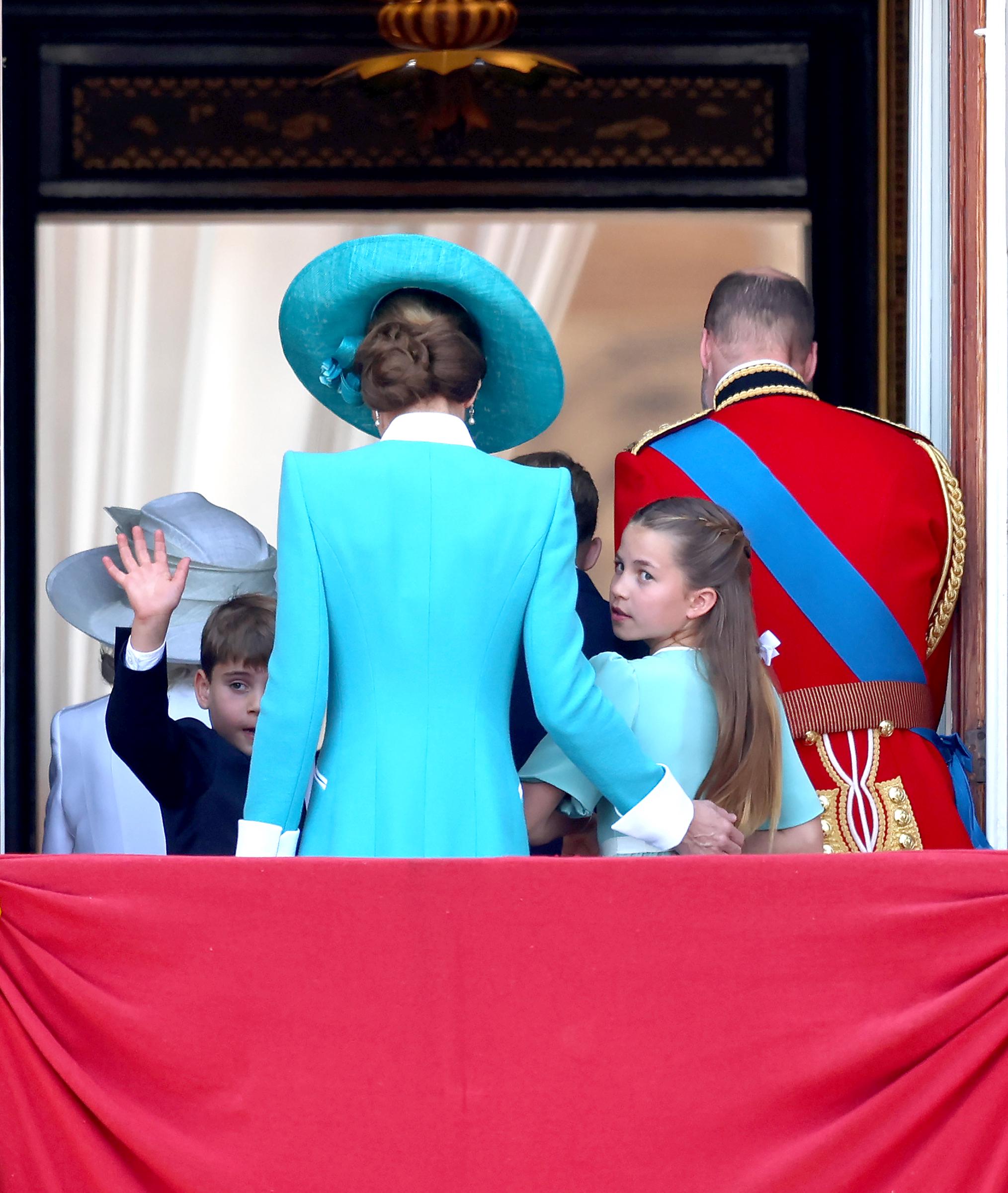 Prinzessin Charlotte blickt vom Balkon aus auf die Menge zurück, während sie mit Prinzessin Catherine, Prinz William, den Prinzen George und Louis und anderen Royals während des Trooping The Colour 2025 nach innen geht.
