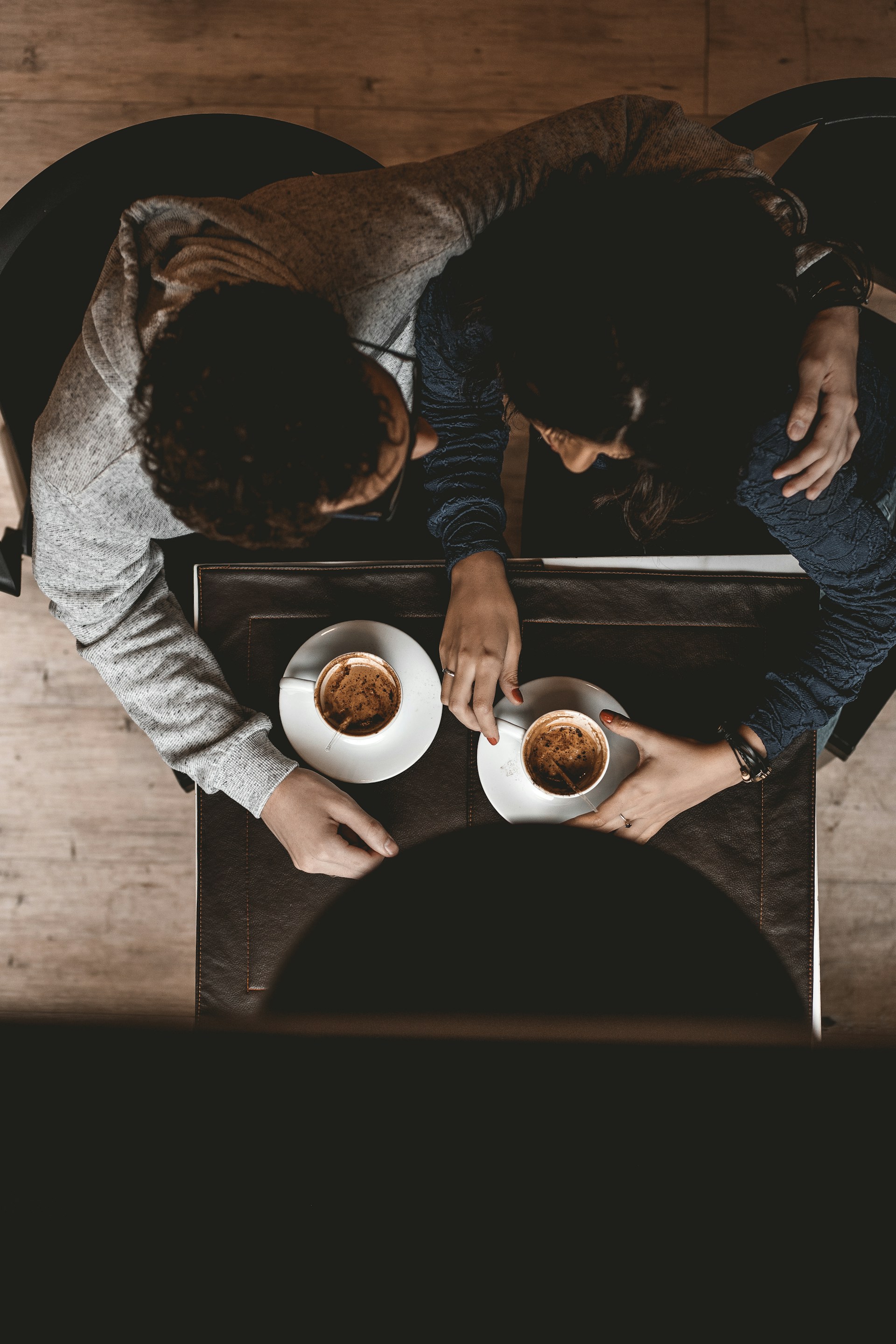 Ein Mann umarmt eine Frau während einer Kaffeepause | Quelle: Unsplash