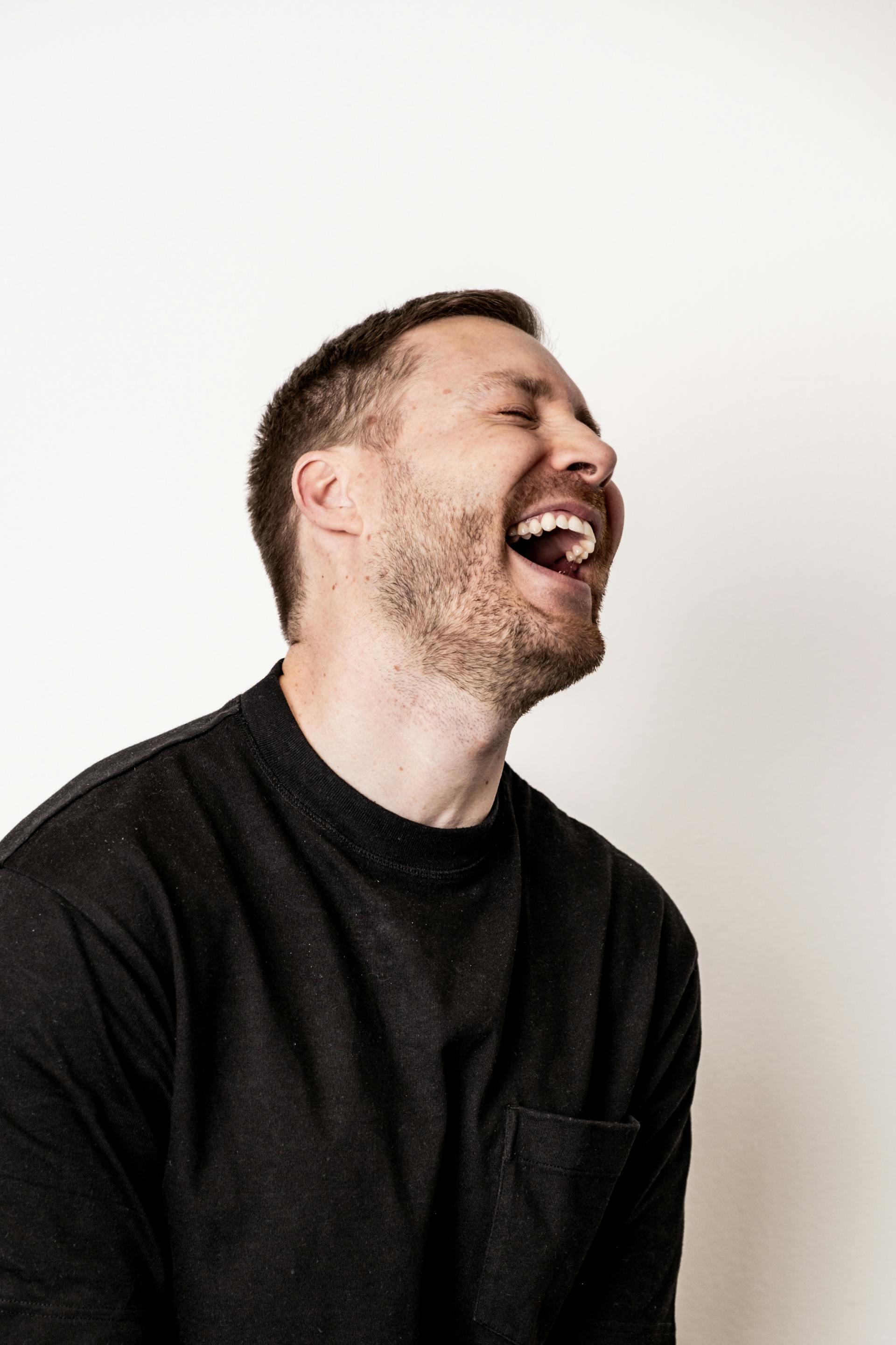 Ein lachender Mann | Quelle: Pexels