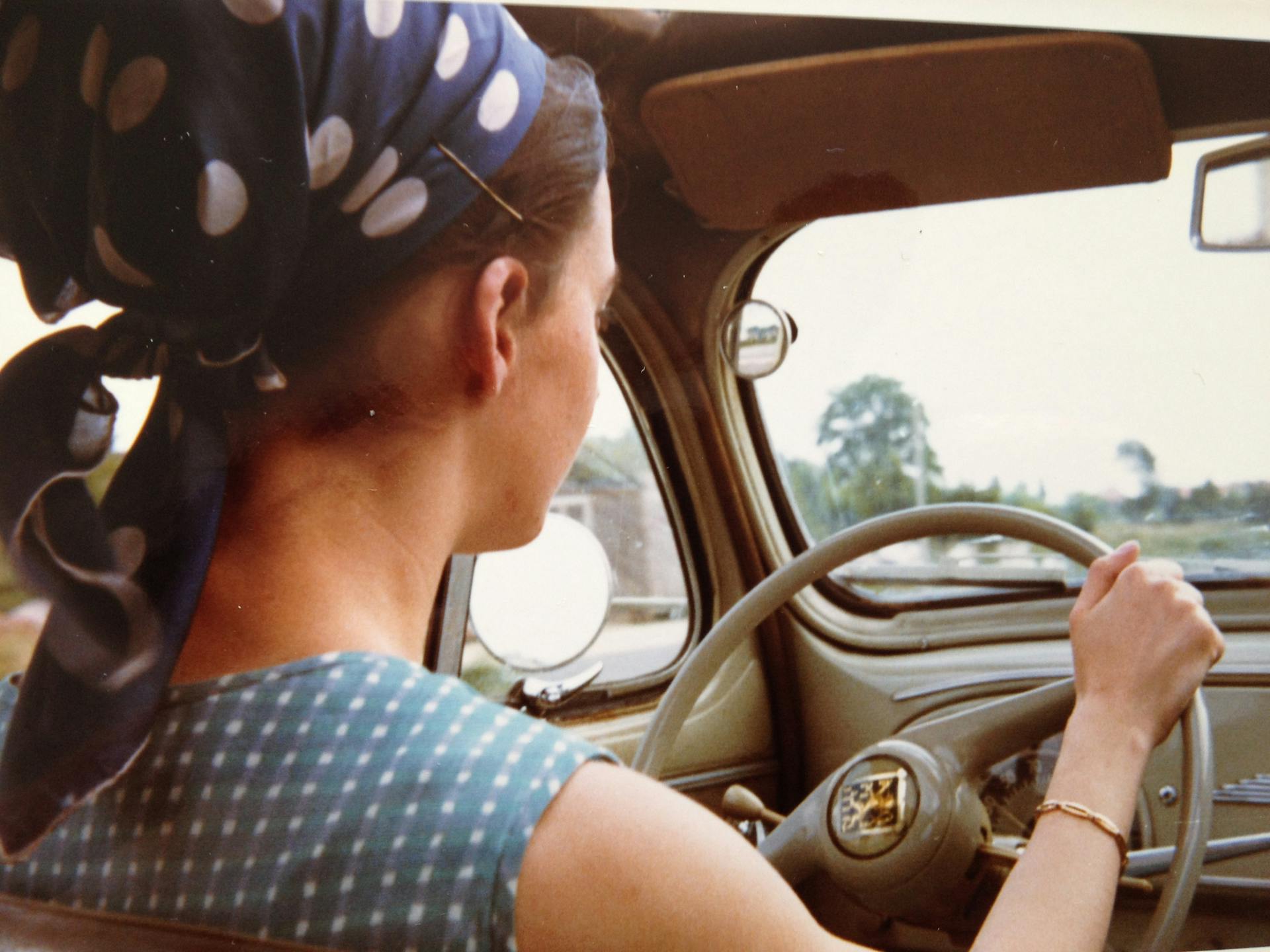 Eine Frau mit Kopftuch am Steuer eines Autos | Quelle: Pexels