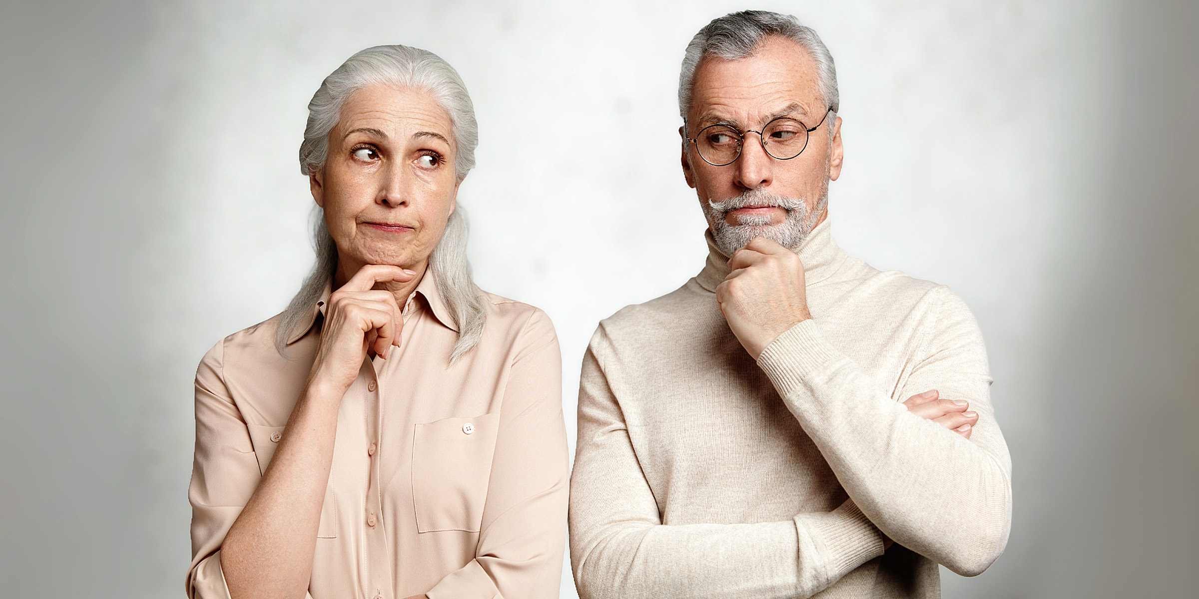 Ein Mann und eine Frau mit listigem Gesichtsausdruck | Quelle: Shutterstock