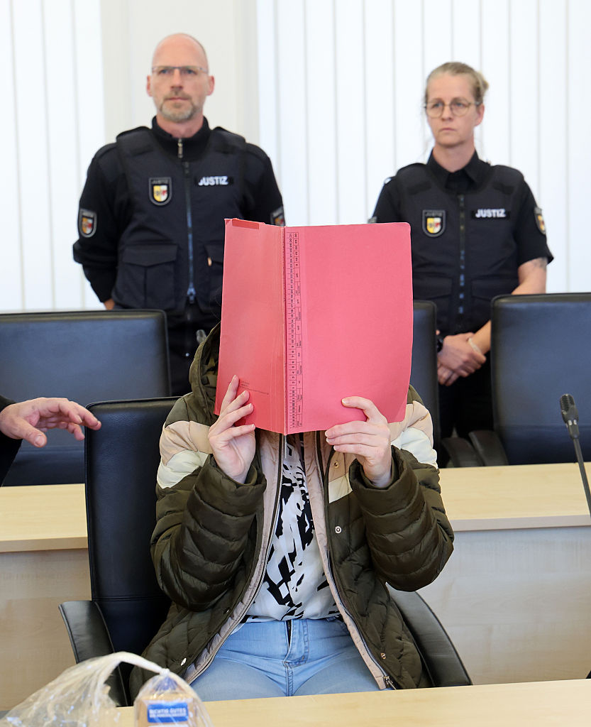 28. April 2026, Mecklenburg-Vorpommern, Rostock: Die Angeklagte wartet im Gerichtssaal des Landgerichts auf den Beginn des Mordprozesses im Fall Fabian. Dem Angeklagten wird vorgeworfen, den damals achtjährigen Fabian aus Güstrow am 10. Oktober 2025 auf heimtückische Weise und aus niederträchtigen Motiven getötet zu haben. | Quelle: Getty Images