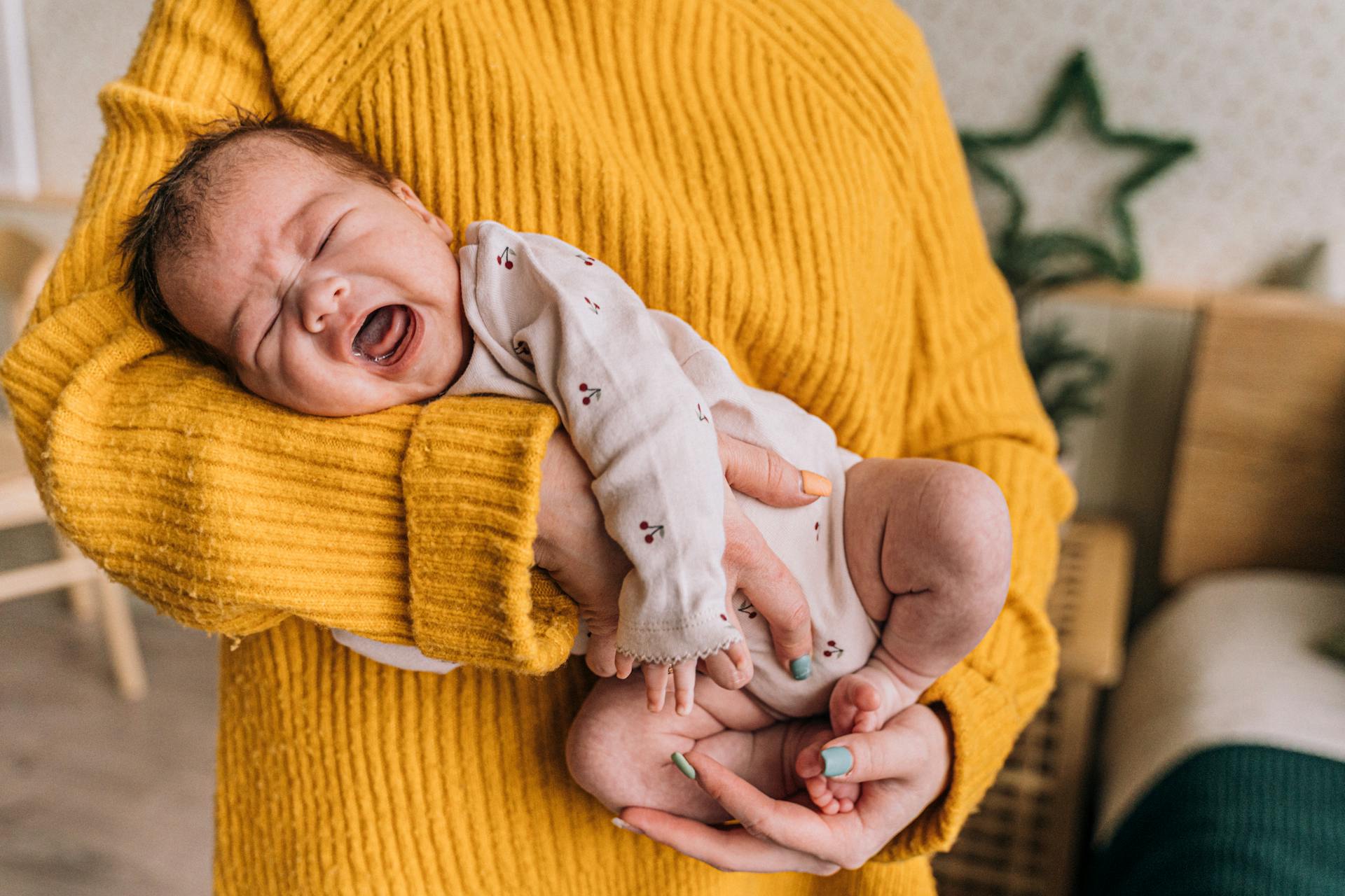 Eine Mutter hält ihr weinendes Baby | Quelle: Pexels