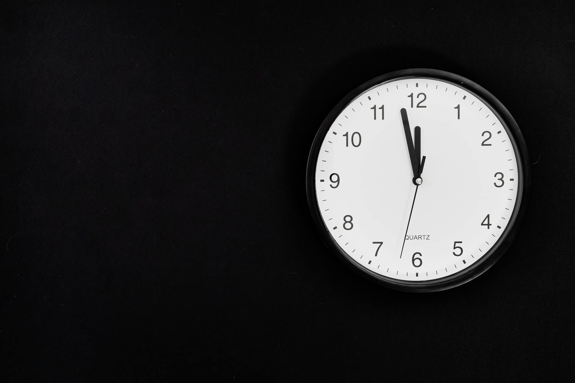 Eine alte analoge Wanduhr, die 23:58 Uhr anzeigt. | Quelle: Pexels