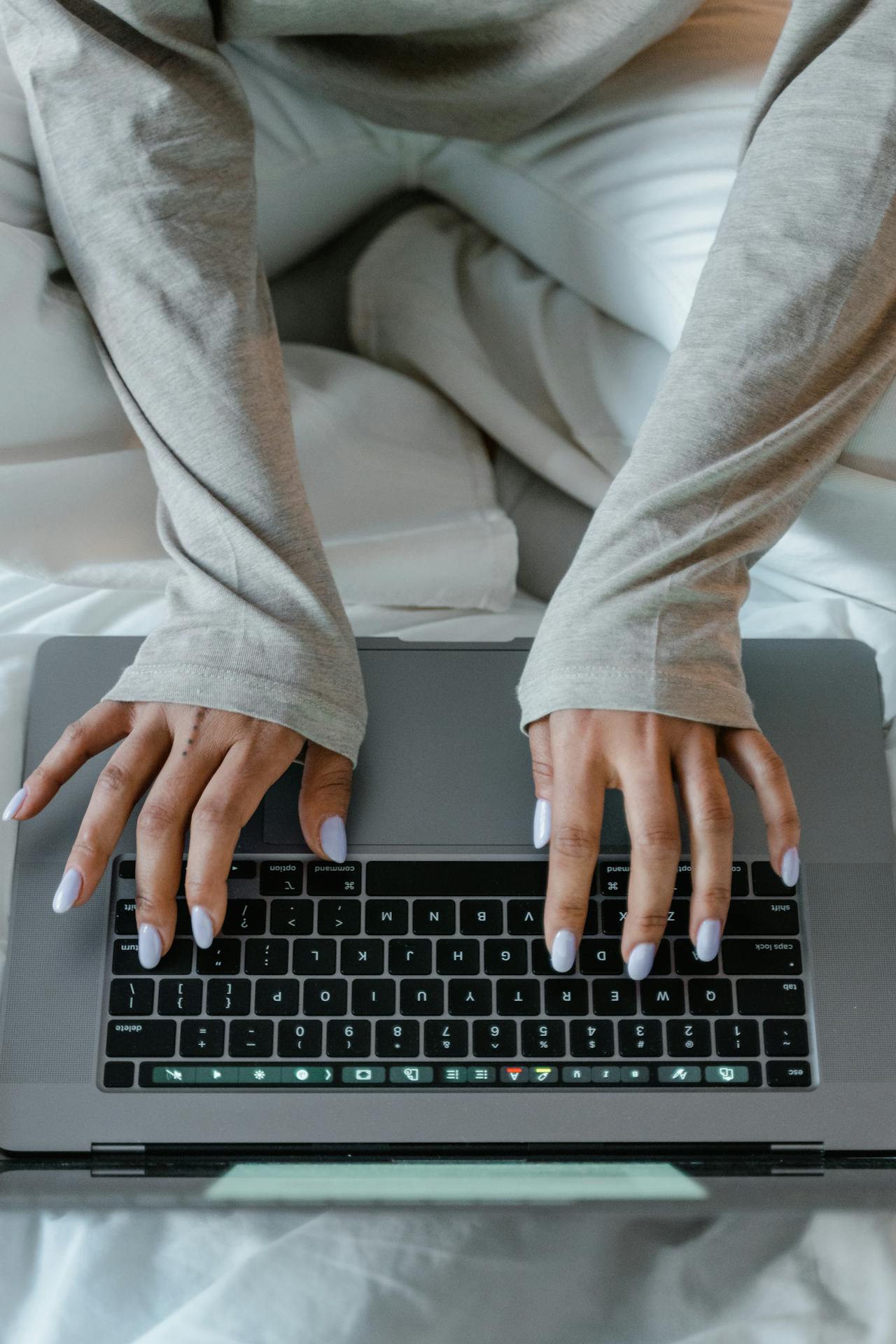 Eine Frau benutzt ihren Laptop | Quelle: Pexels
