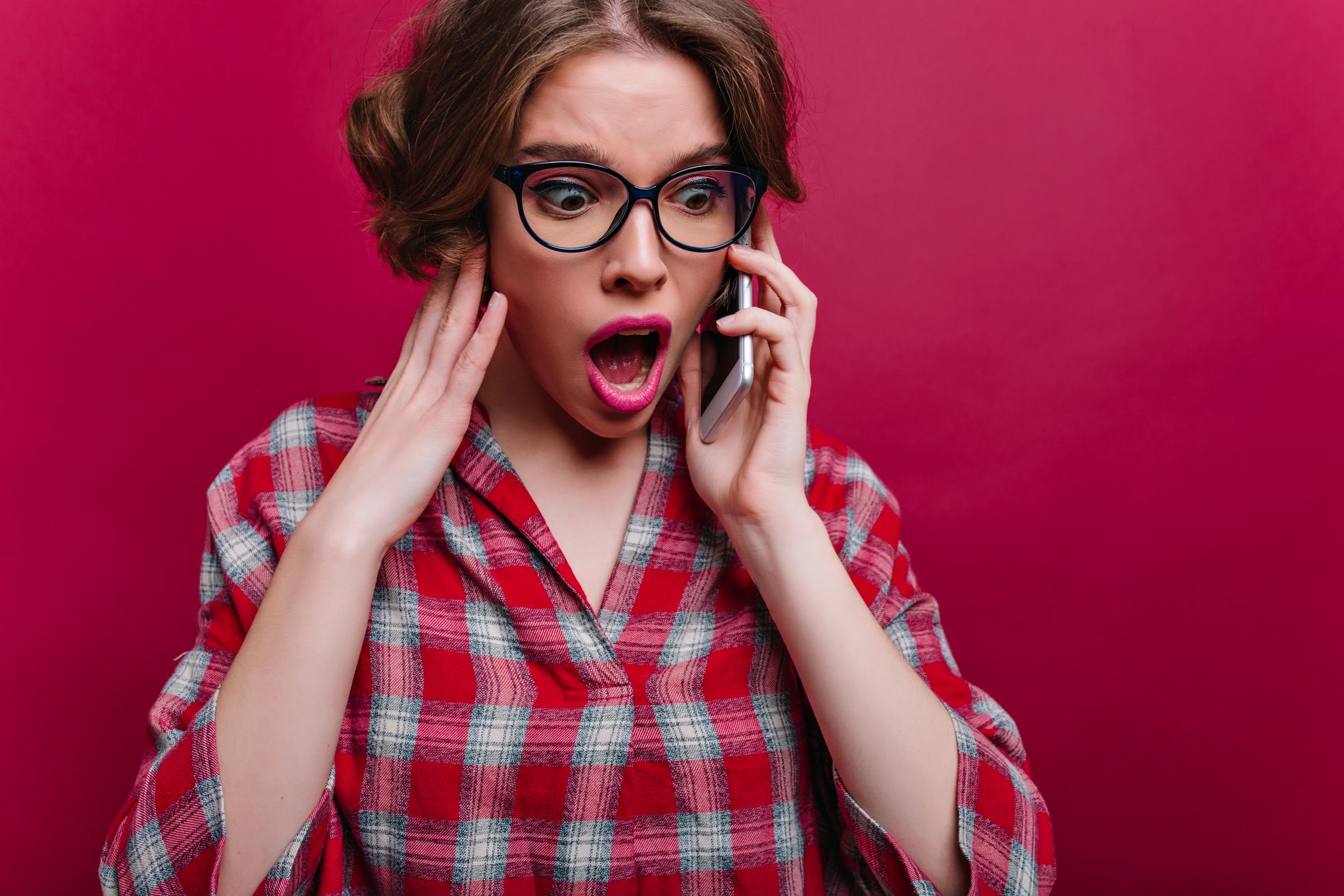 Eine geschockte Frau bei einem Anruf | Quelle: Freepik