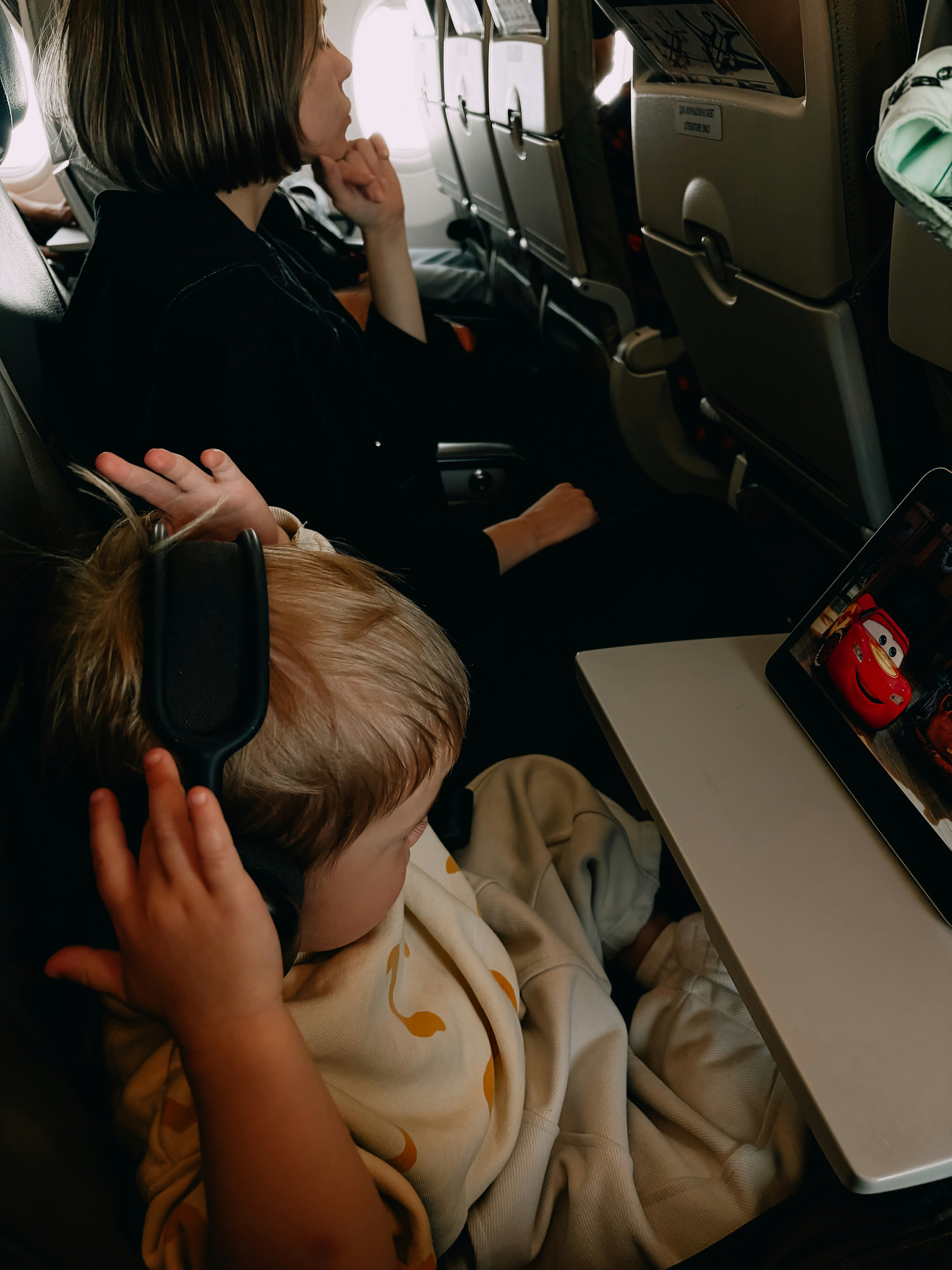 Mutter und ihr Kind in einem Flugzeug | Quelle: Unsplash