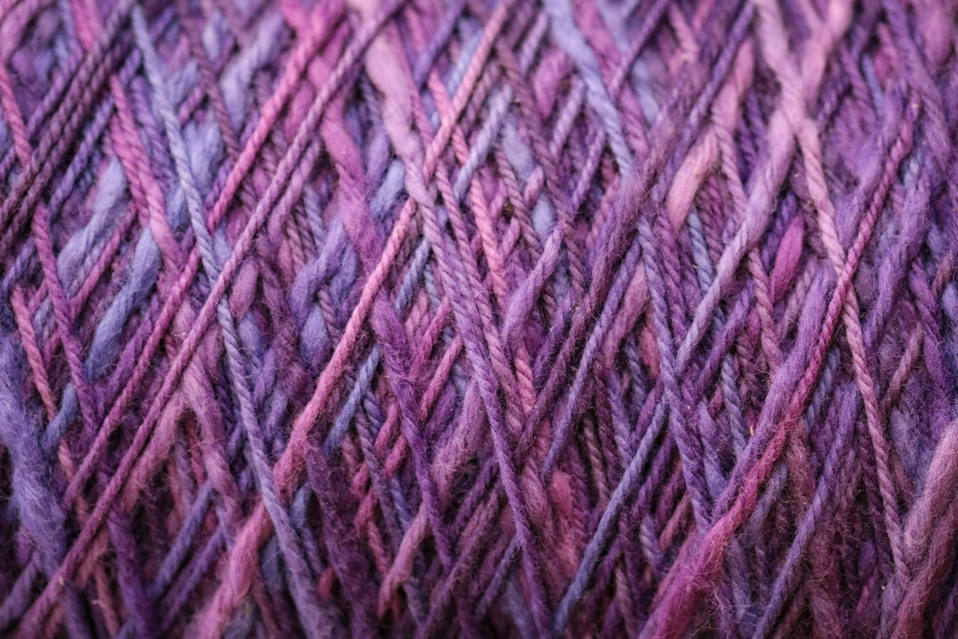 Nahaufnahme von lila Garn | Quelle: Unsplash