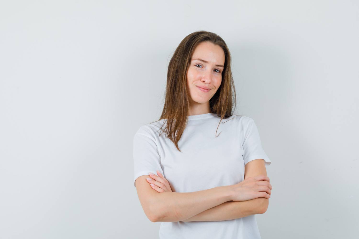 Eine selbstbewusste Frau mit verschränkten Armen | Quelle: Freepik