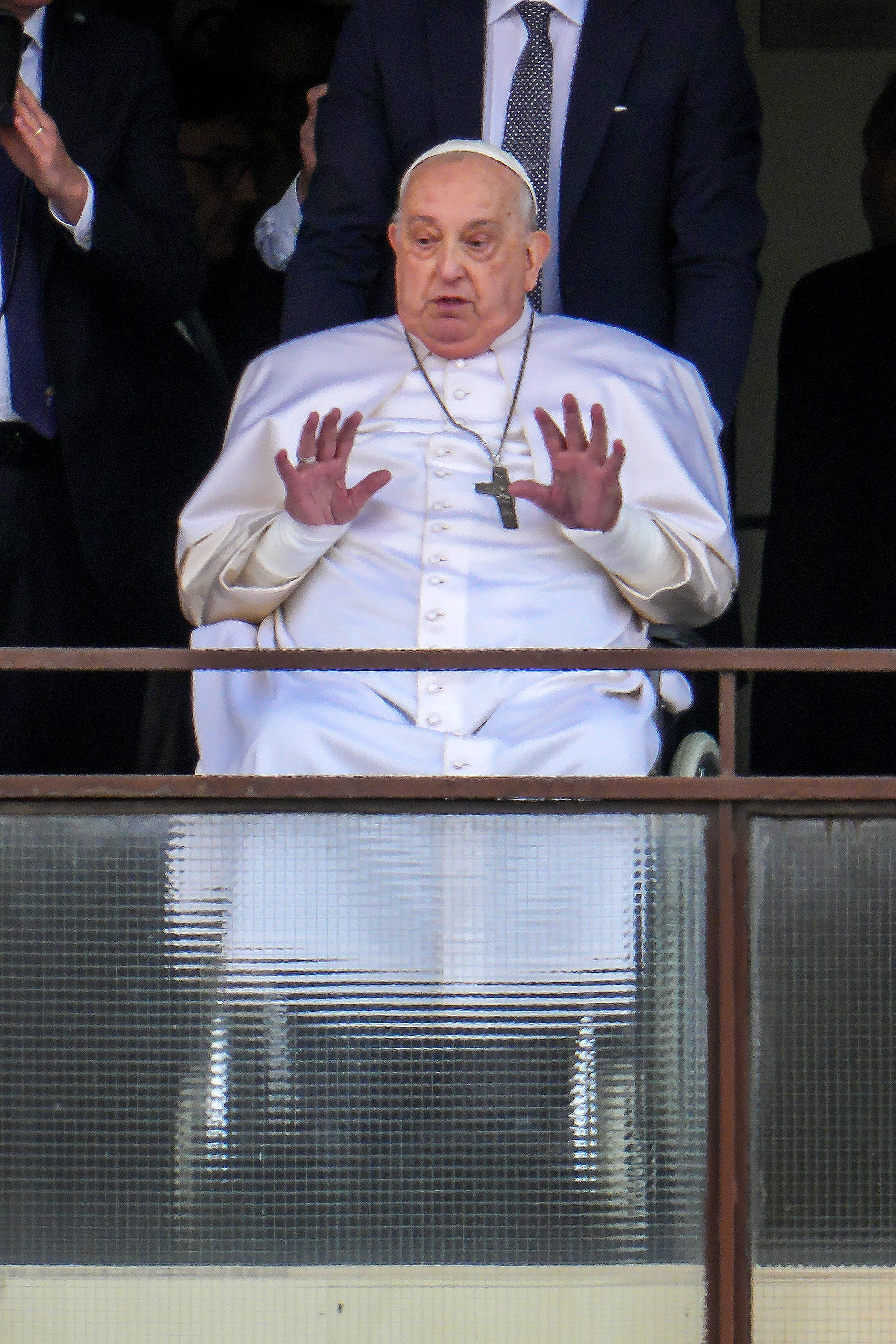 Papst Franziskus steht auf dem Balkon des Gemelli-Krankenhauses in Rom, Italien, um zu den Menschen zu sprechen (23. März 2025) | Quelle: Getty Images