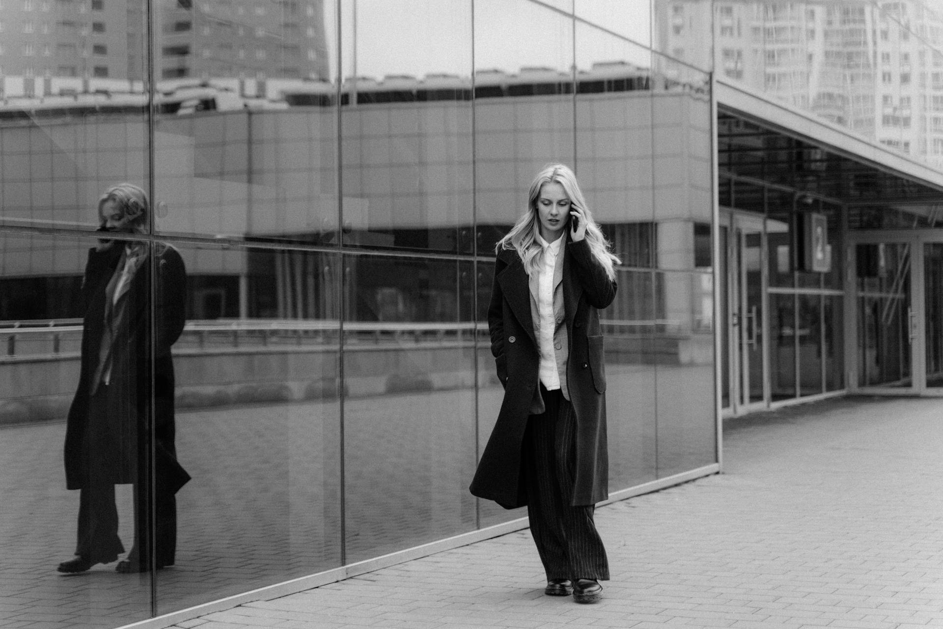 Eine entfernte Aufnahme einer Frau beim Telefonieren | Quelle: Pexels