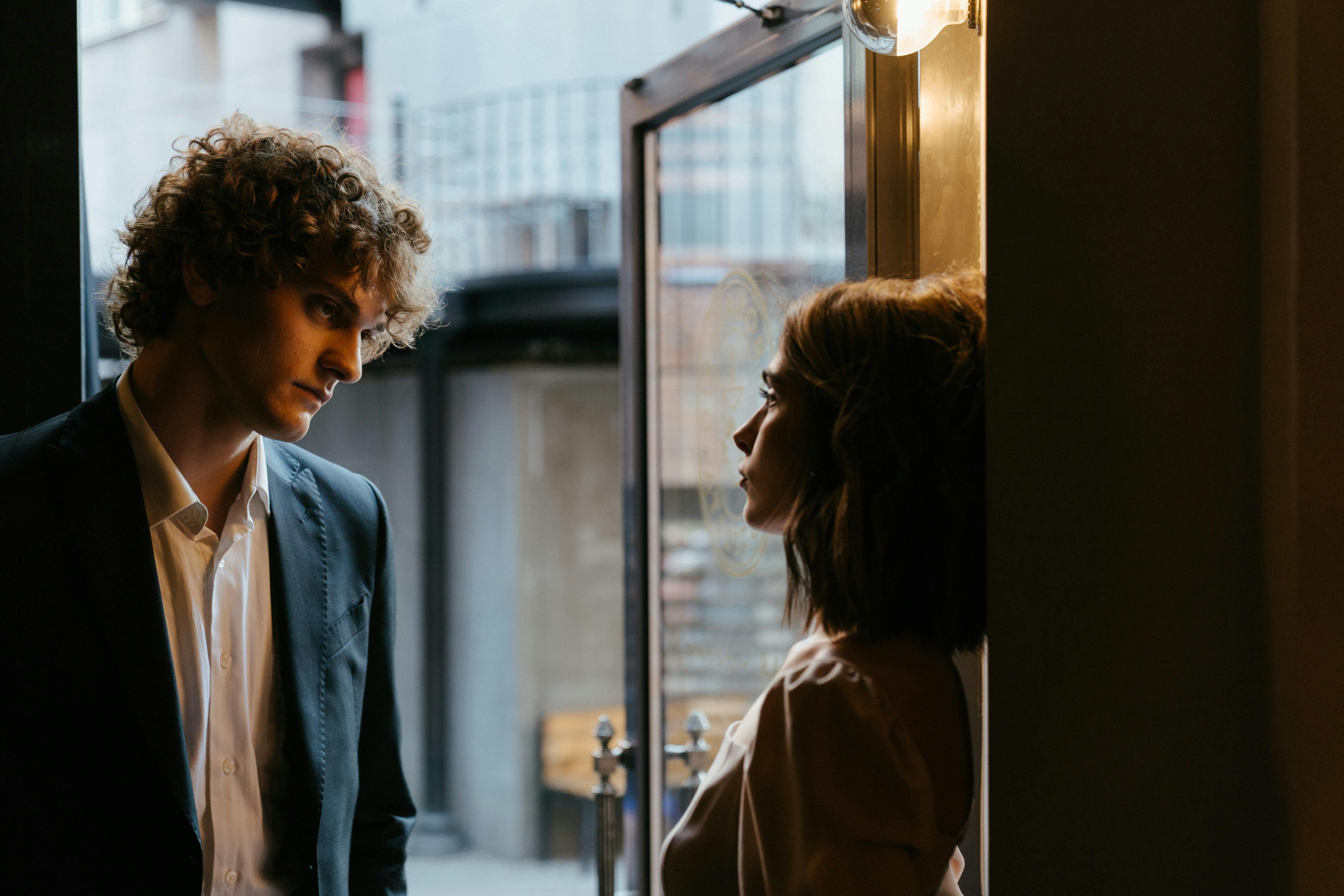 Ein ernster Mann im Gespräch mit einer Frau | Quelle: Pexels