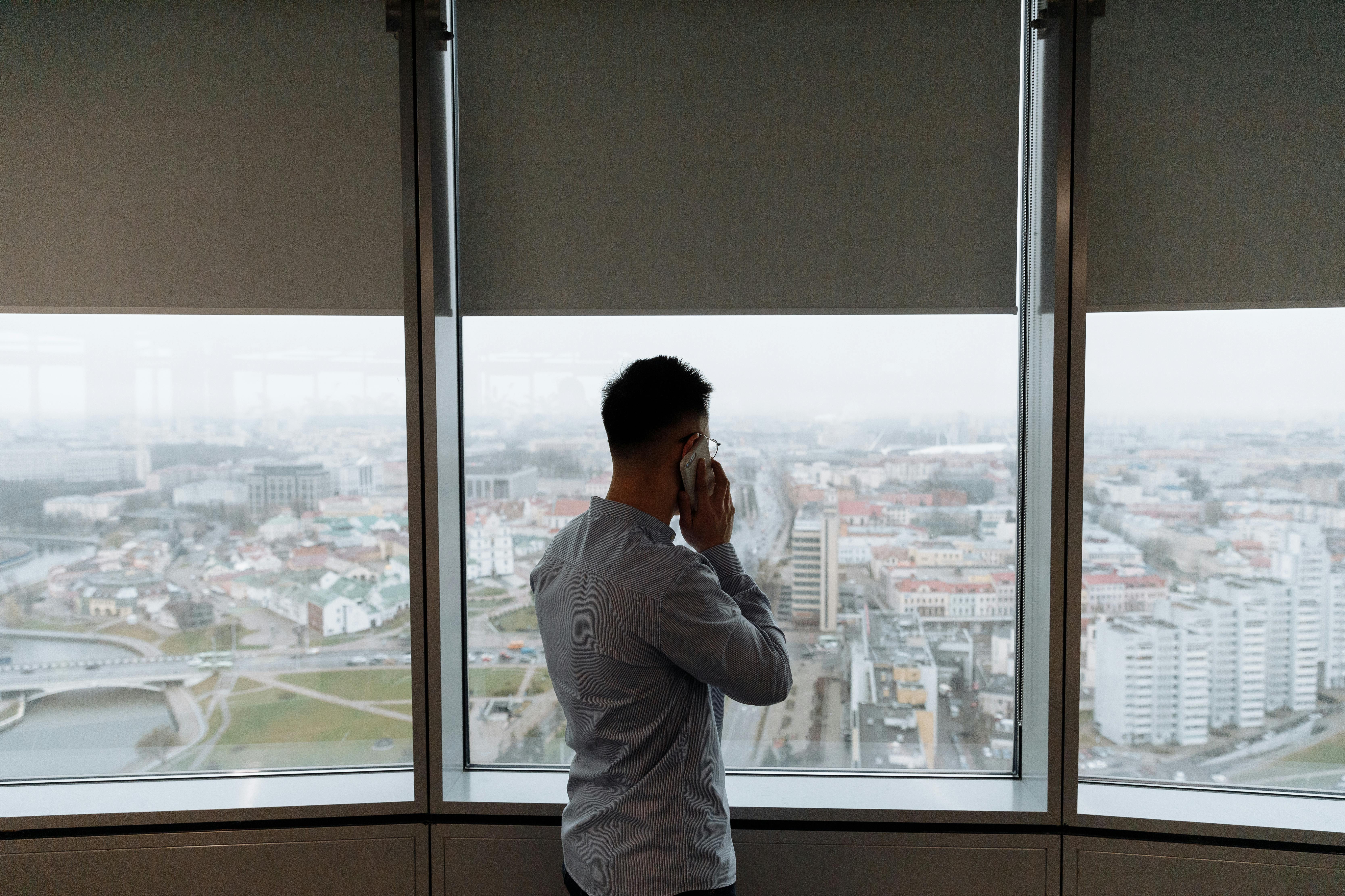 Mann am Telefon | Quelle: Pexels
