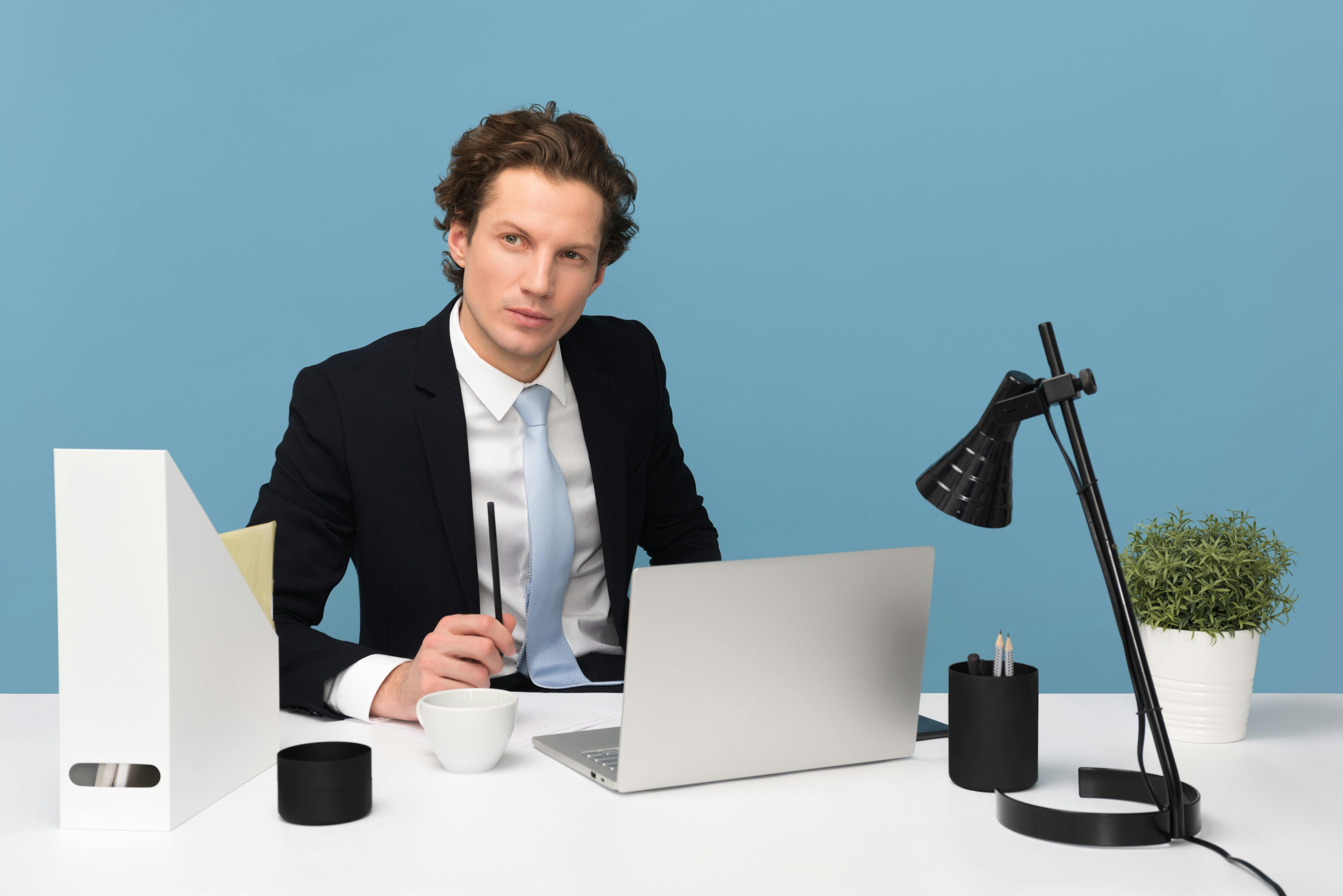 Ein ernster Mann in seinem Büro | Quelle: Pexels
