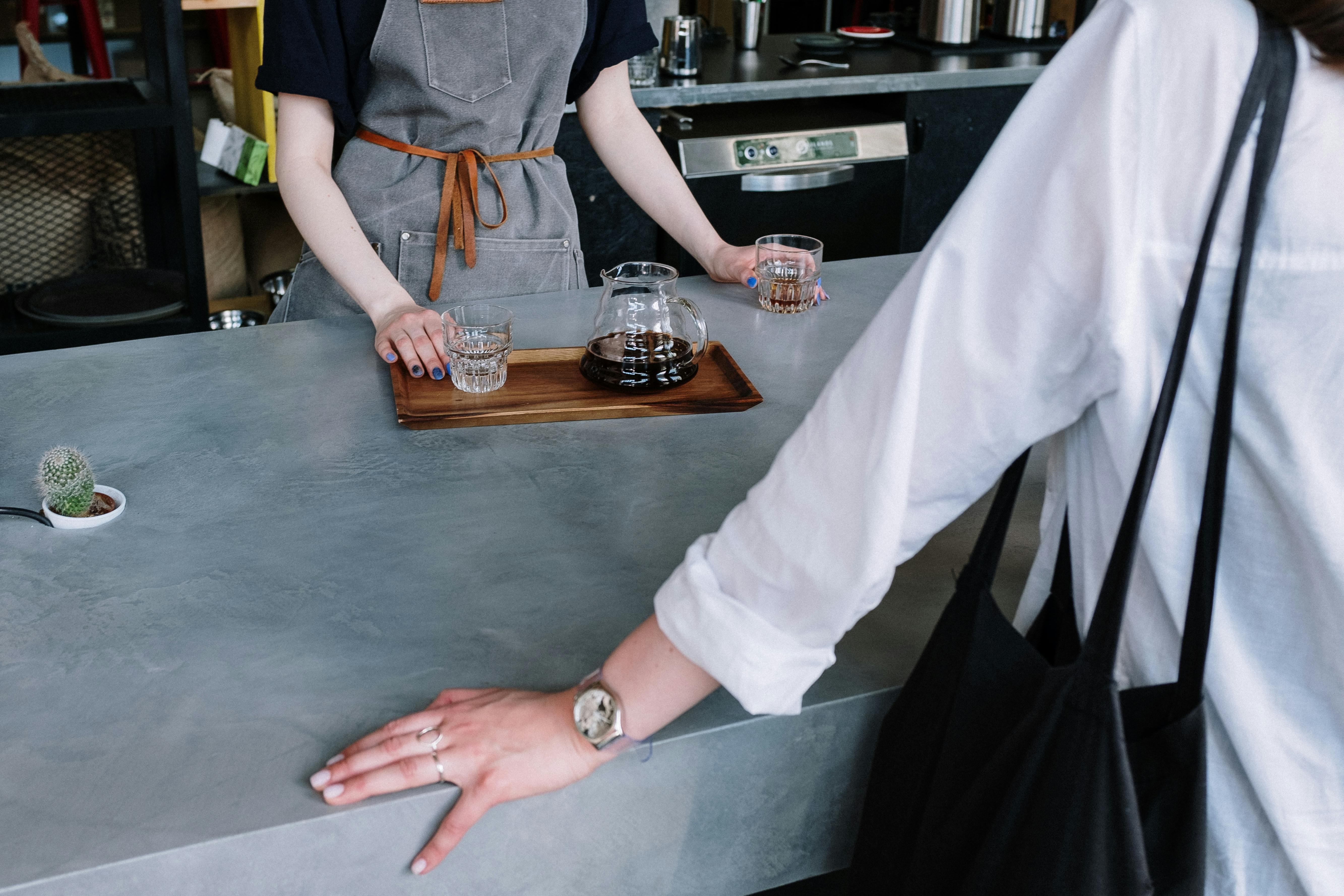 Eine Frau bestellt Kaffee | Quelle: Pexels