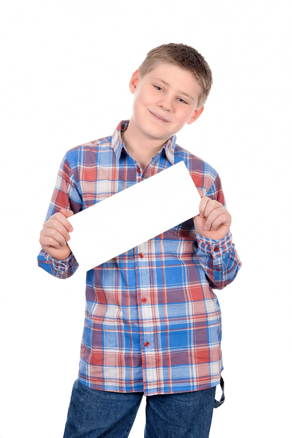 Ein lächelnder Junge, der ein einfaches weißes Blatt Papier hält | Quelle: Freepik