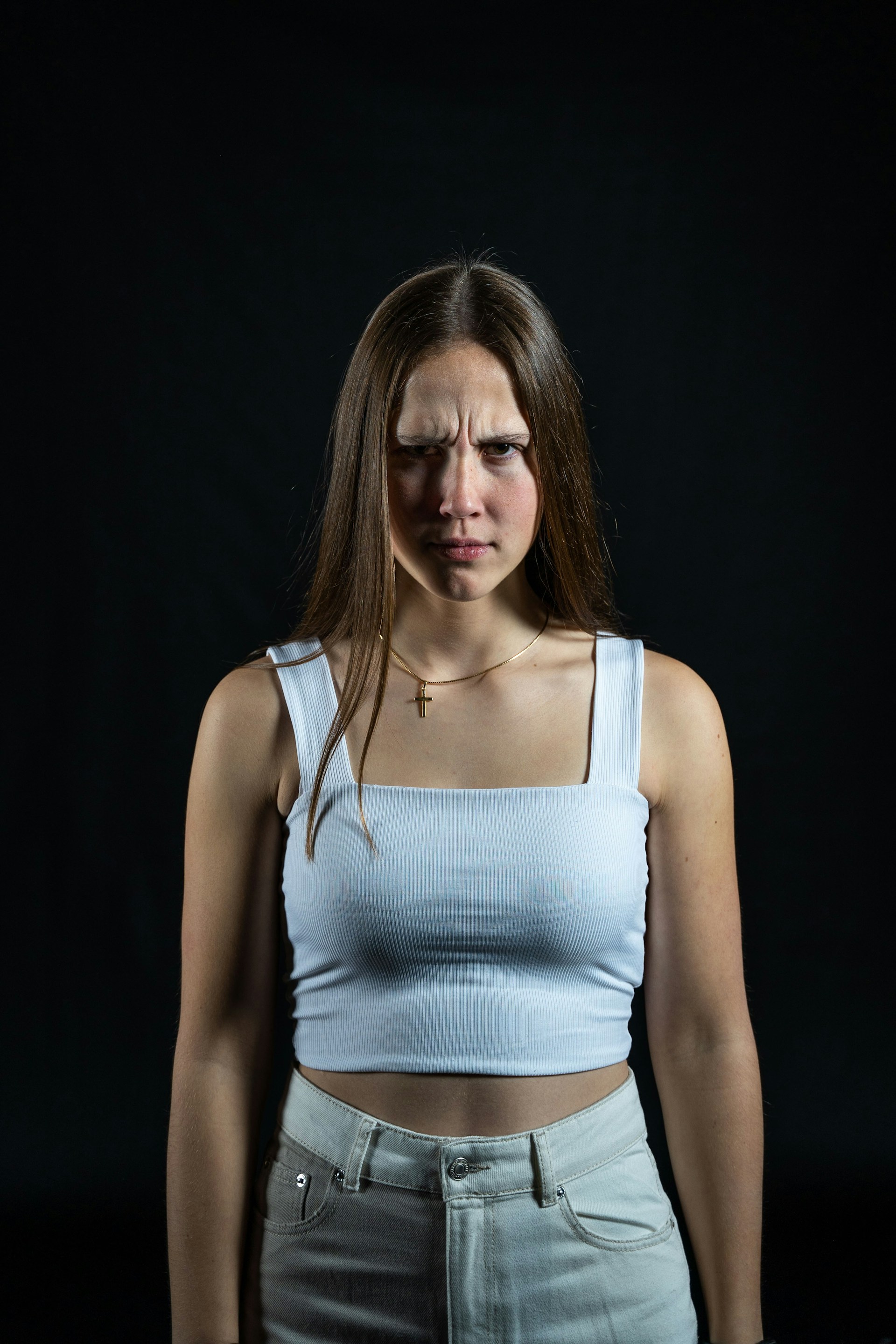 Eine Frau, die jemandem die Stirn runzelt | Quelle: Unsplash